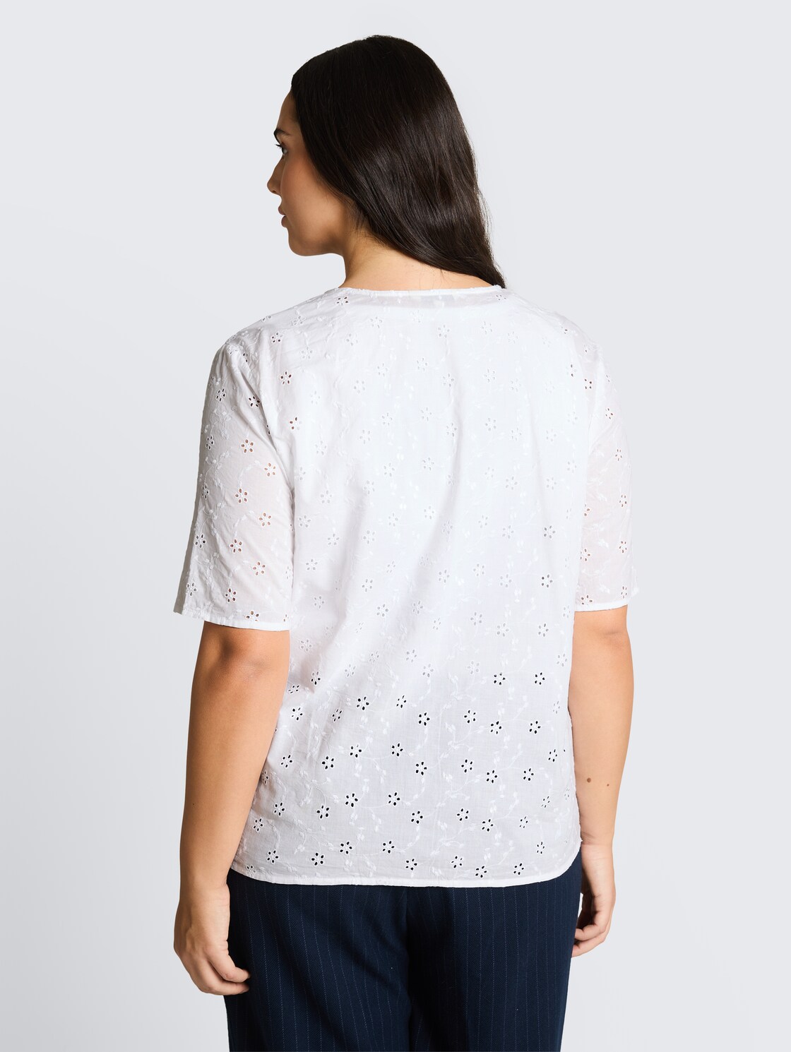 Plus Size - Bluse mit Lochstickerei - White - Auschnitt Model-Rückansicht