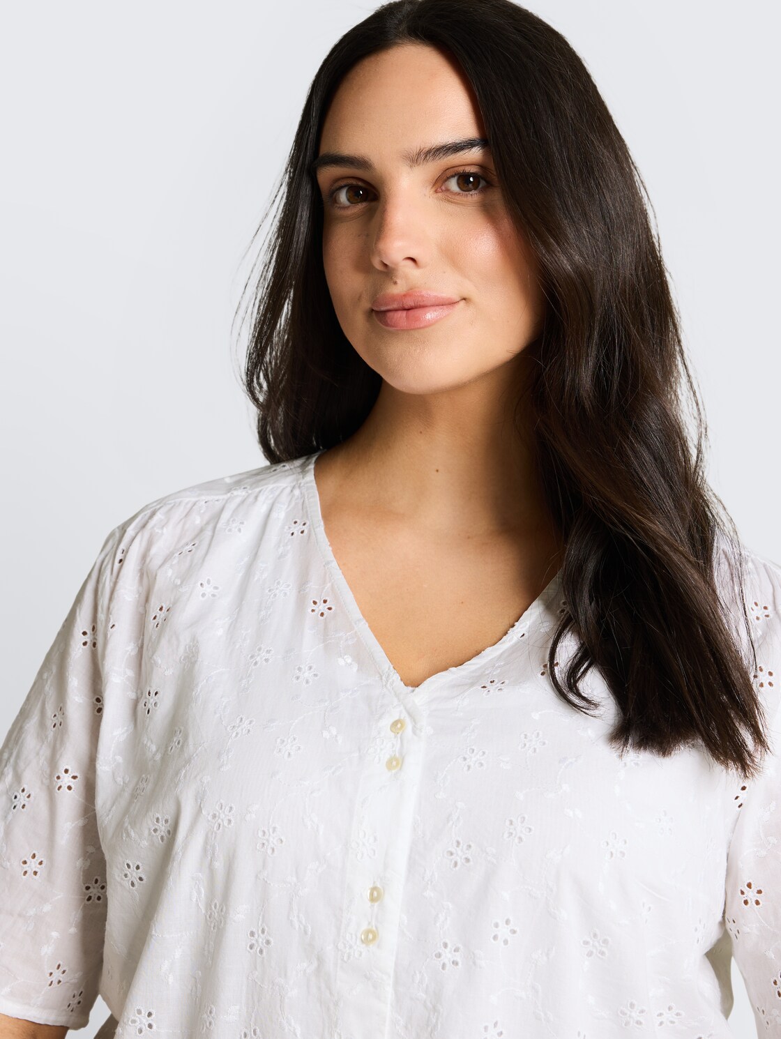 Plus Size - Bluse mit Lochstickerei - White - Detail-Model-Ansicht