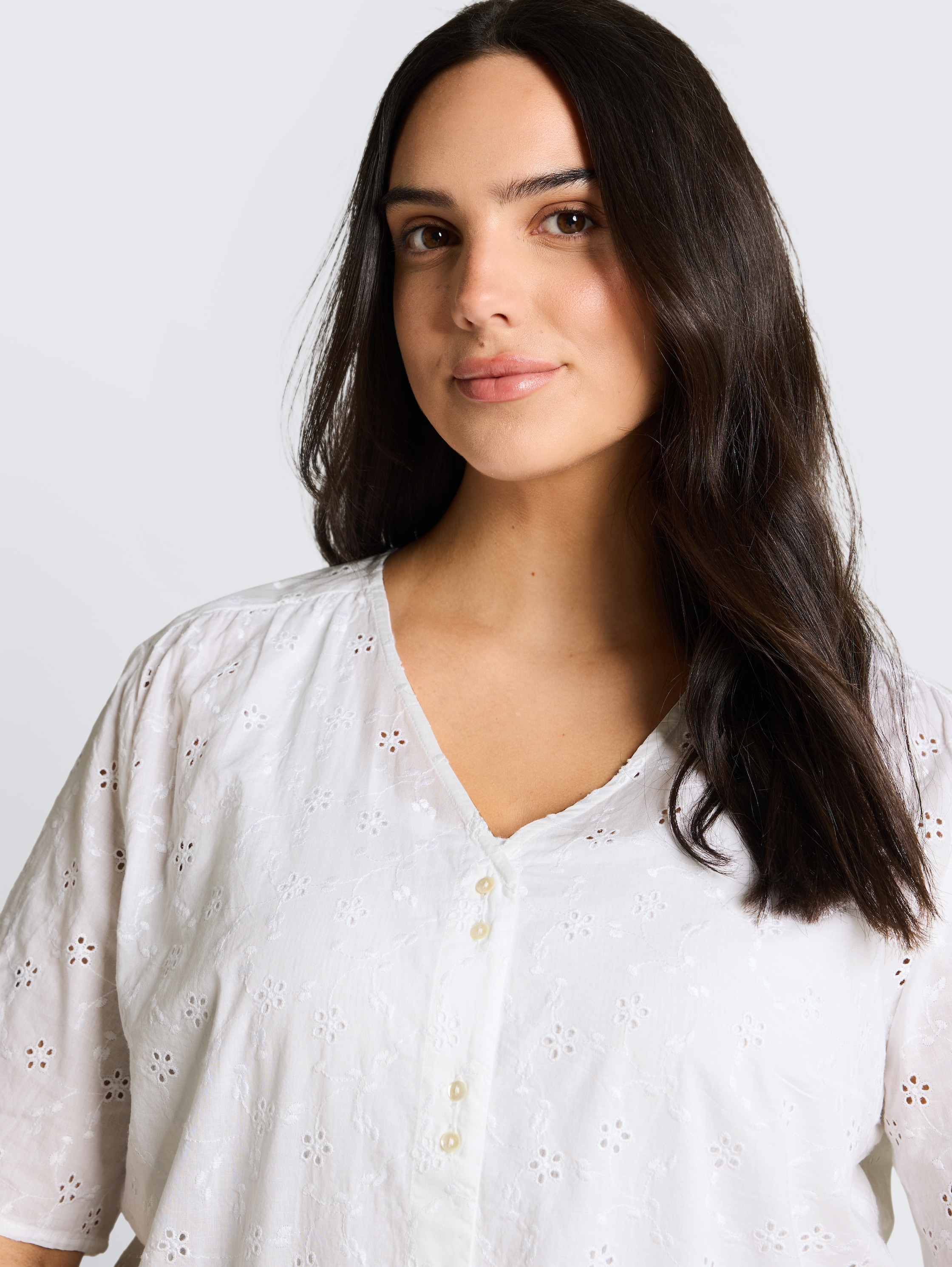 Plus Size - Bluse mit Lochstickerei - white - 