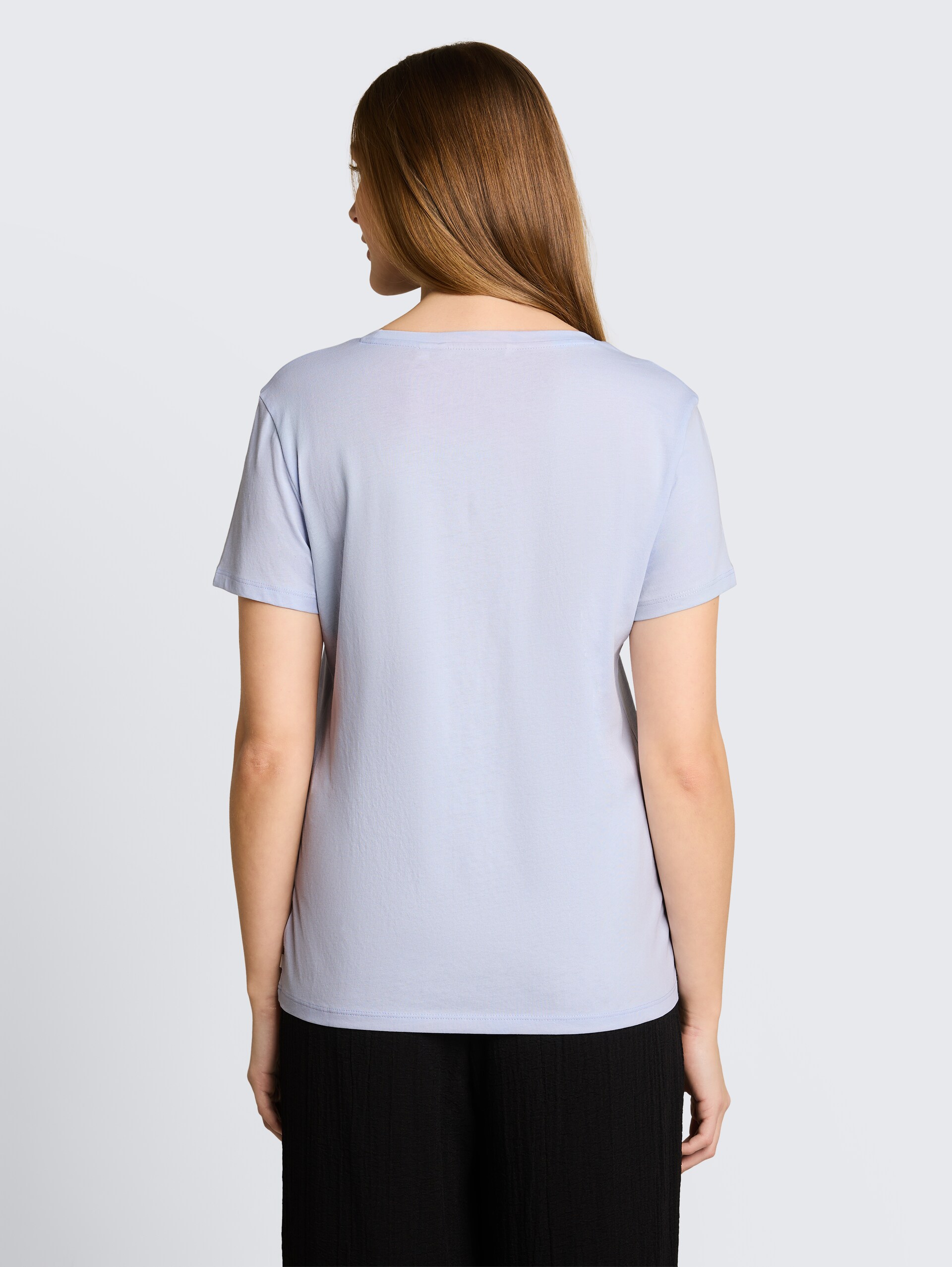 T-Shirt mit Stickerei - mountain sky blue - Auschnitt Model-Rückansicht