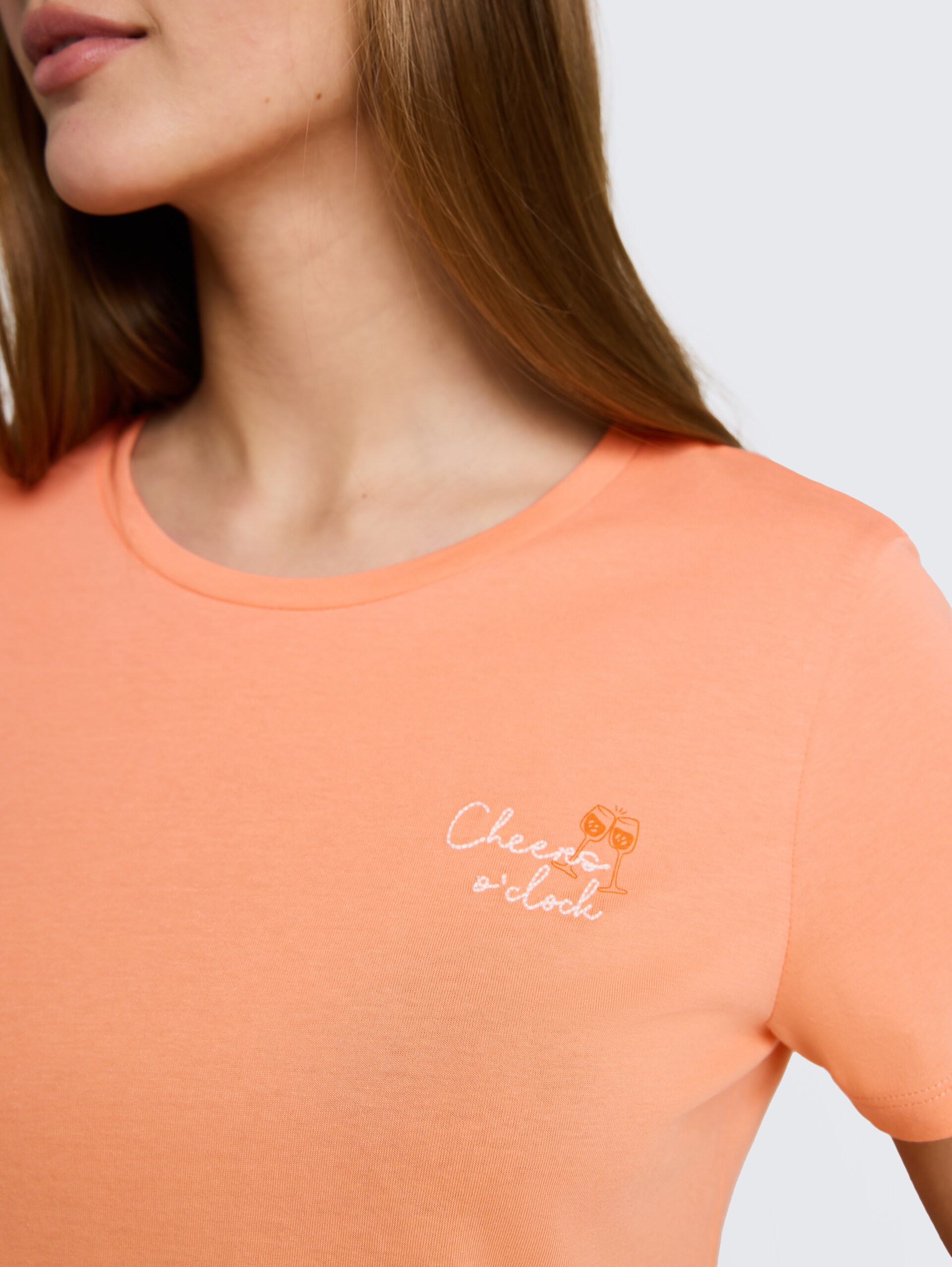 T-shirt met borduursel - bright coral - Detailaanzicht model