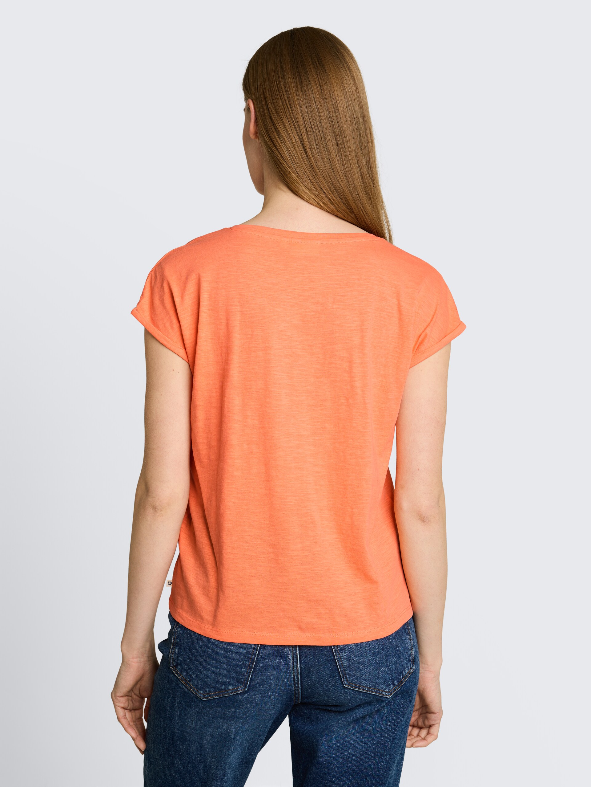 T-shirt van katoen - bright coral - Neklijn model-achteraanzicht