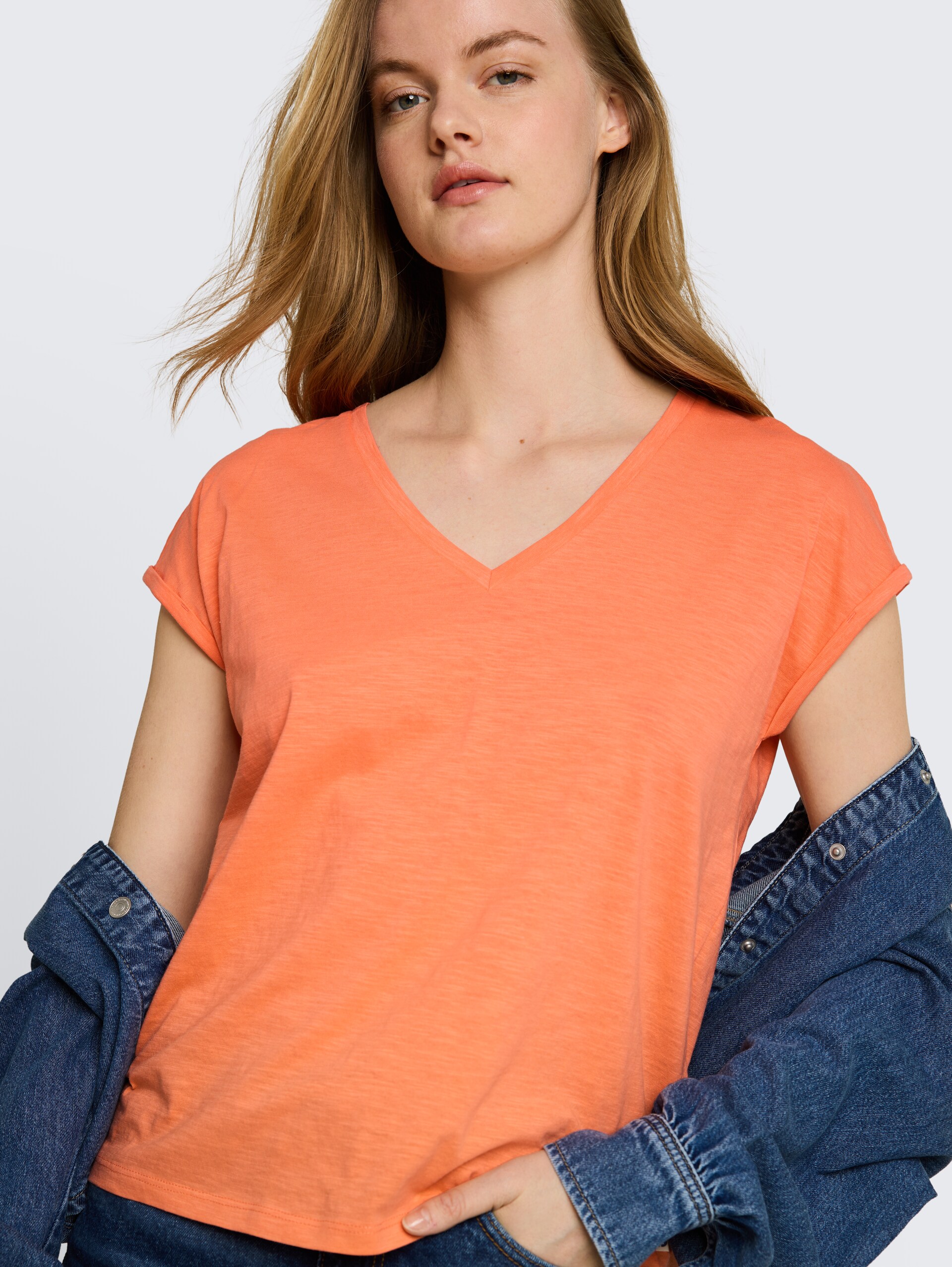 T-shirt van katoen - bright coral - Detailaanzicht model