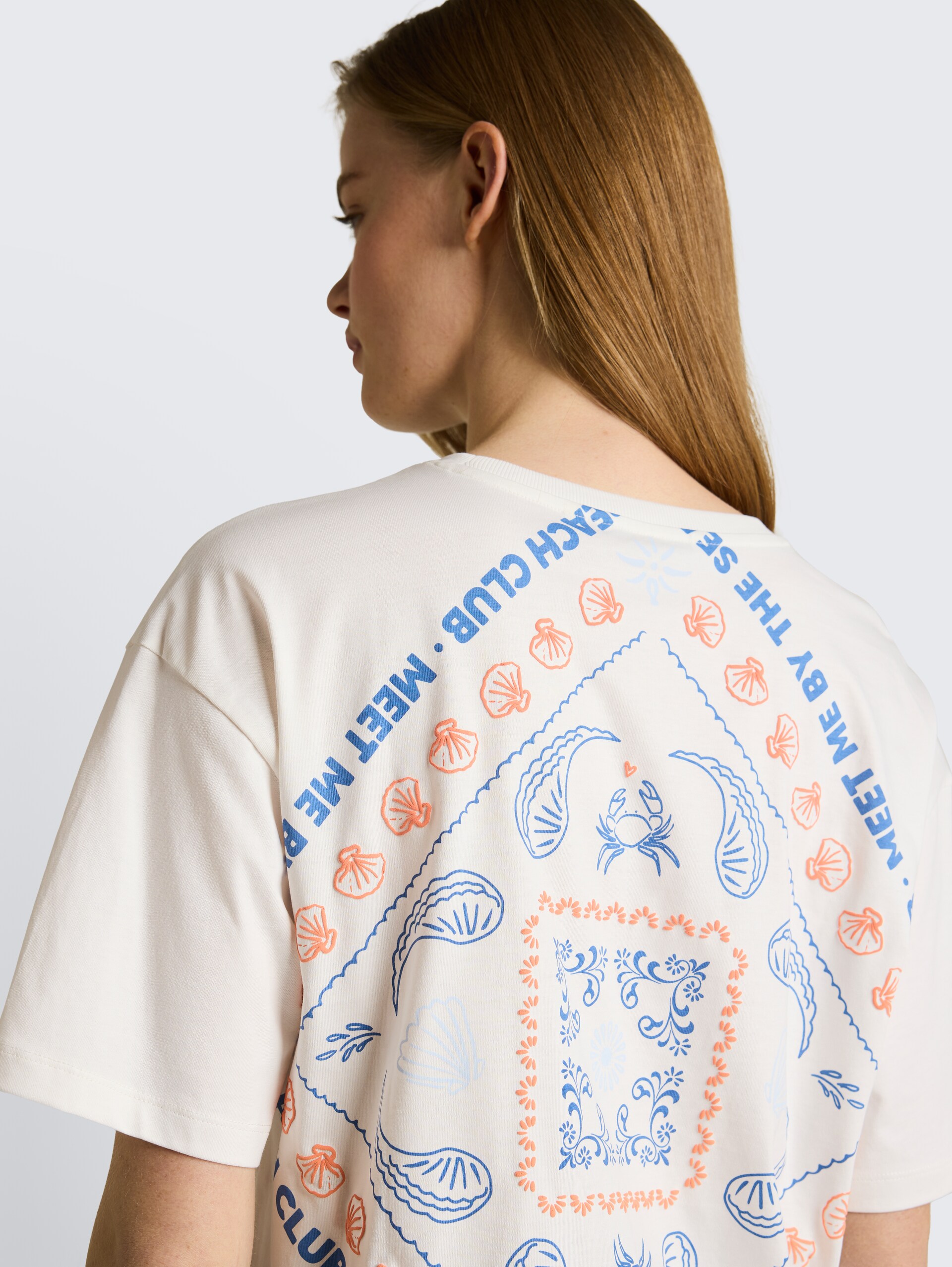 T-shirt met boxy pasvorm en print op de rug - off white - Detailaanzicht model