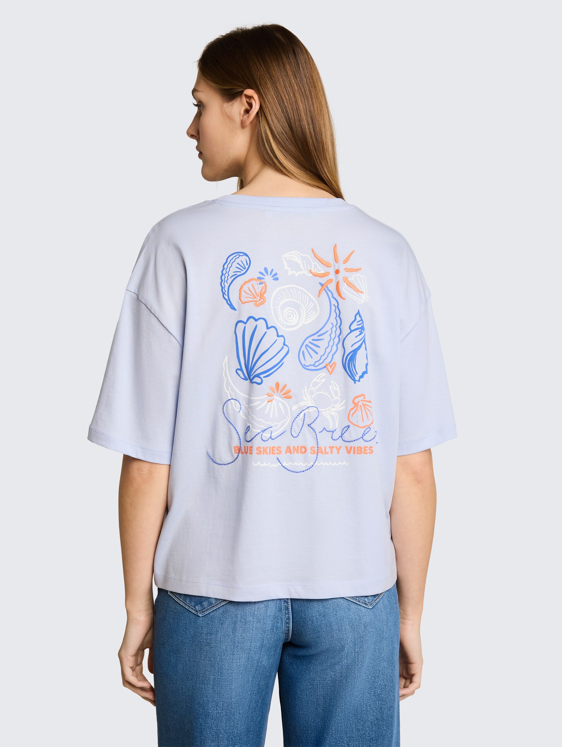 T-shirt met boxy pasvorm en print op de rug - mountain sky blue - Neklijn model-achteraanzicht