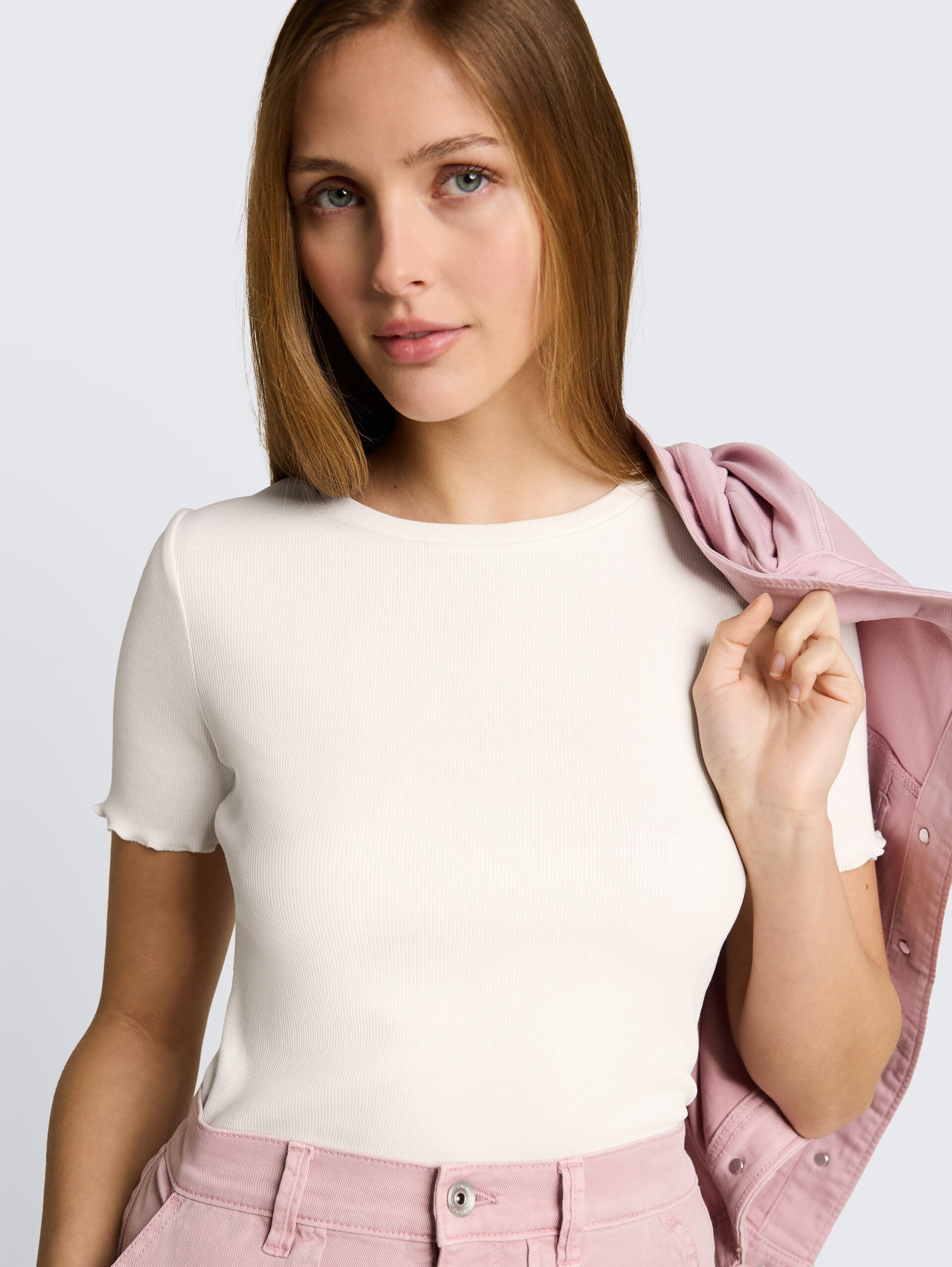 Slim fit T-shirt met ribbelstructuur - off white - Detailaanzicht model