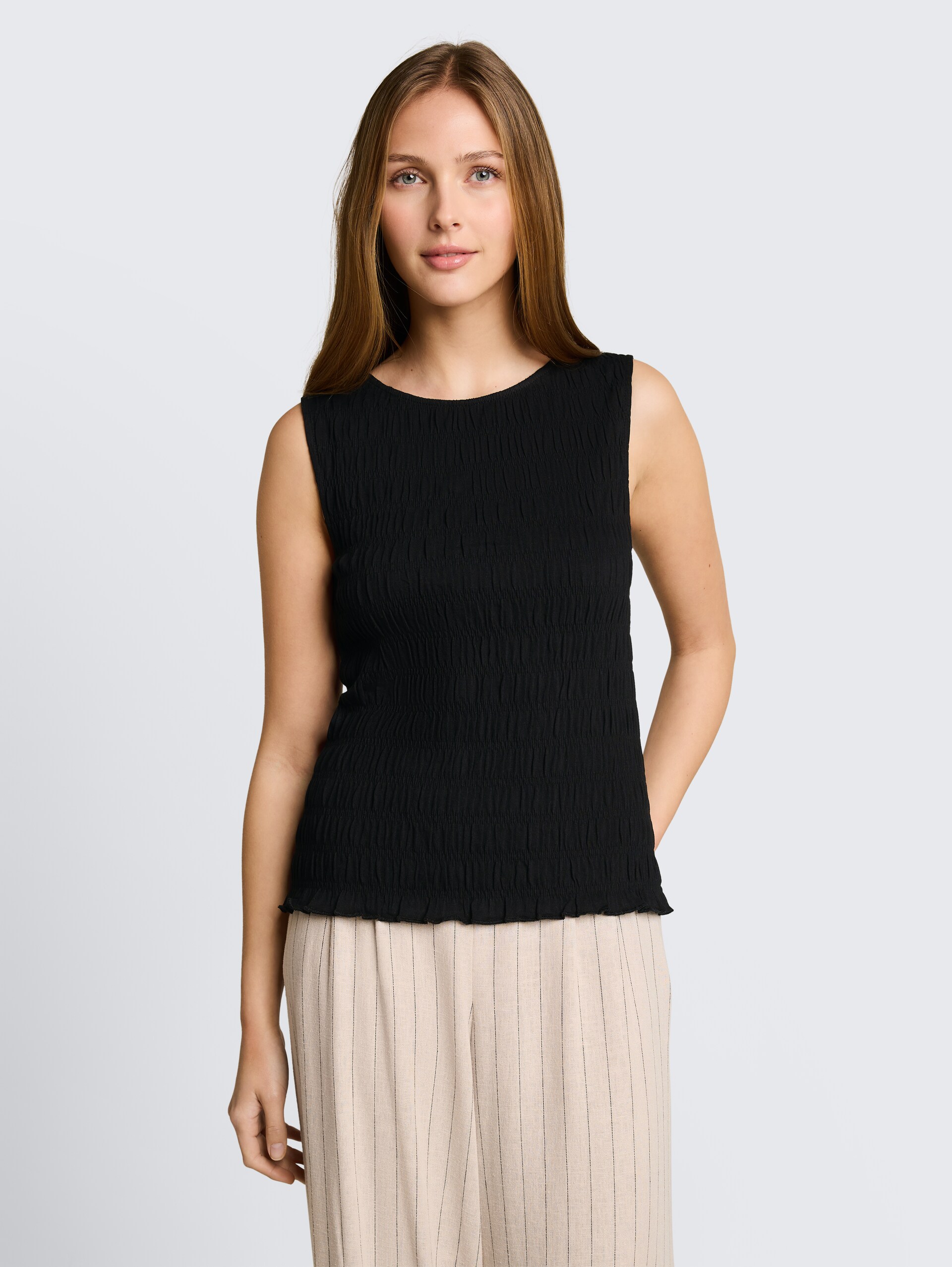 Gesmokte top met stretch - deep black - Nek model vooraanzicht
