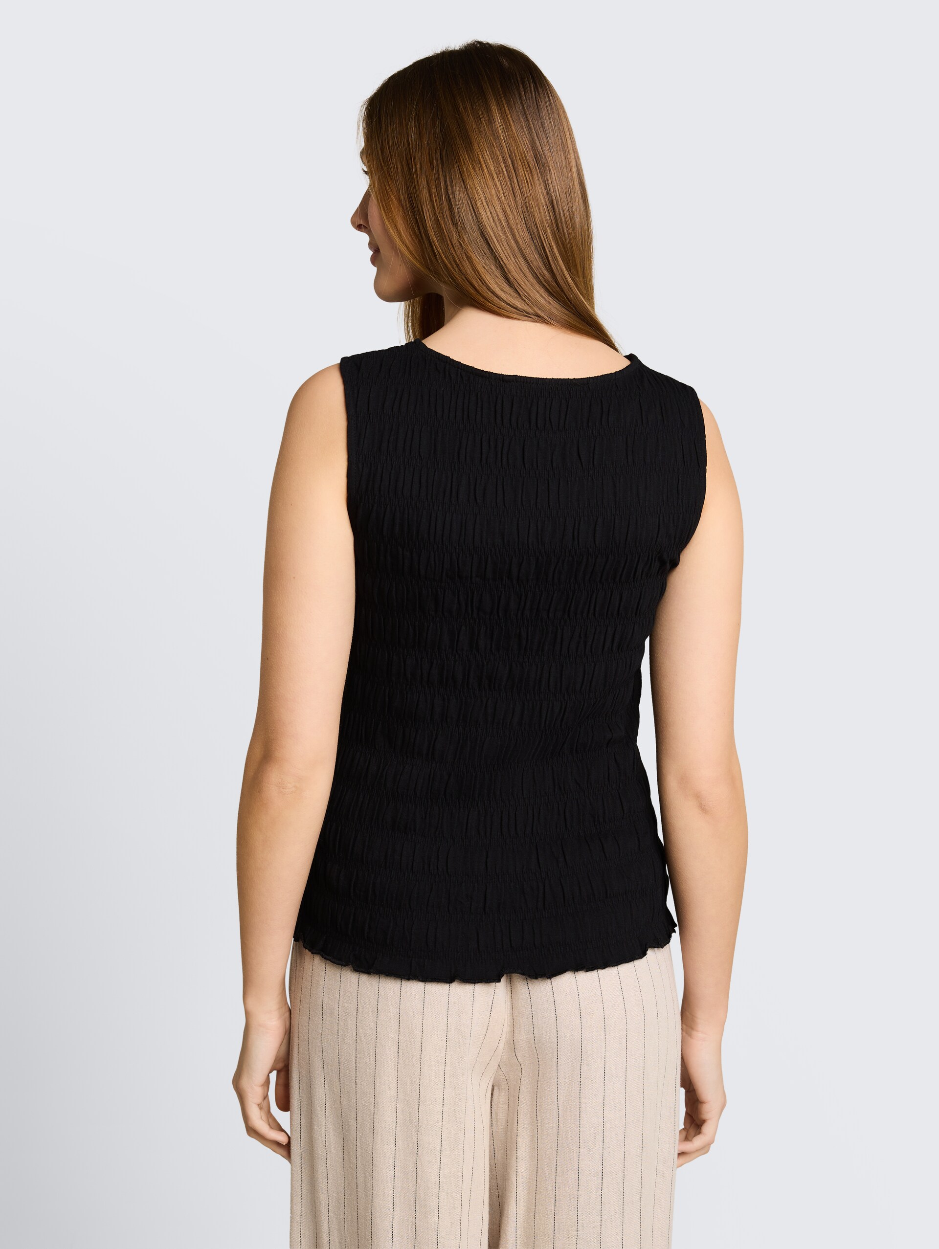 Gesmokte top met stretch - deep black - Neklijn model-achteraanzicht