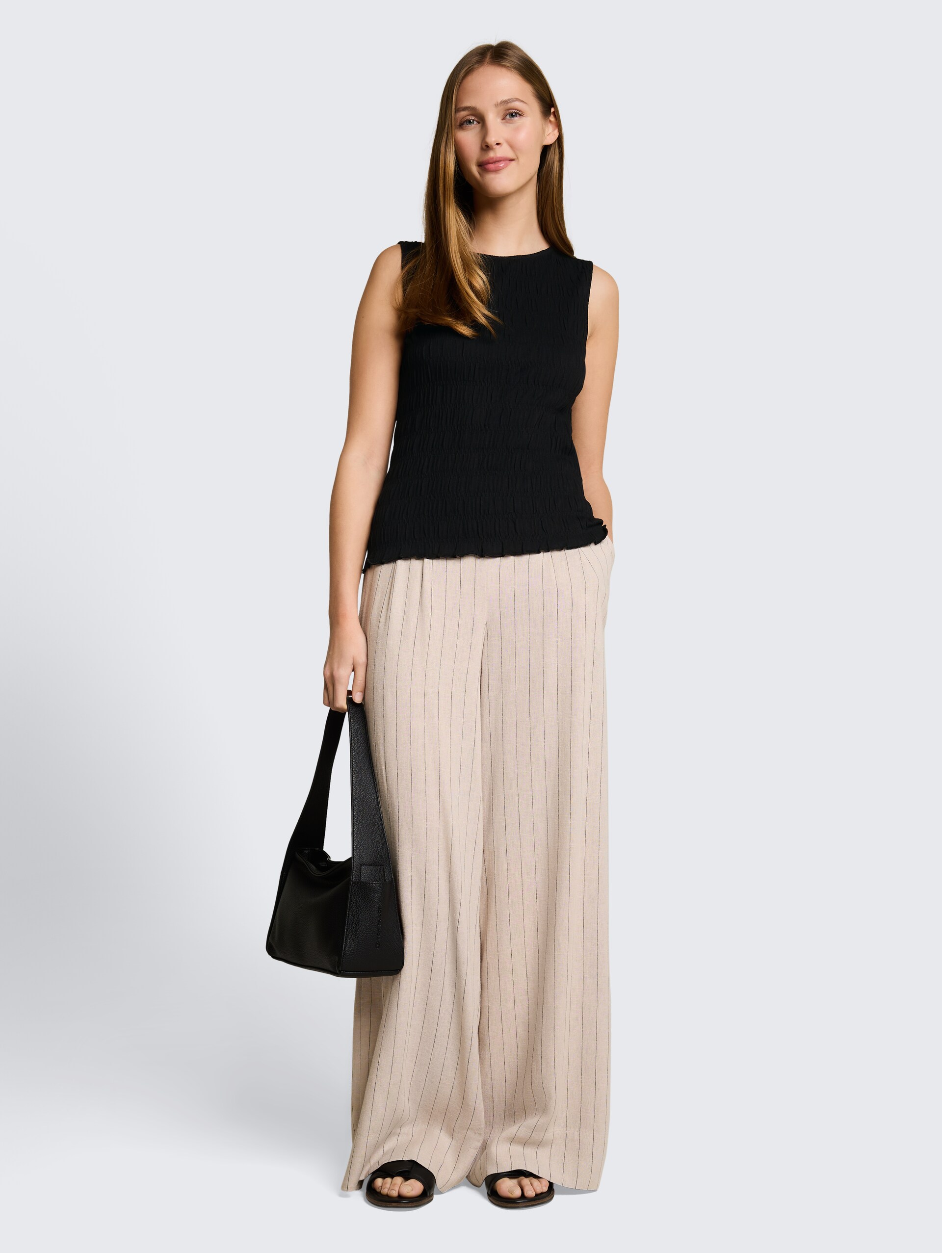 Gesmokte top met stretch - deep black - Model vooraanzicht