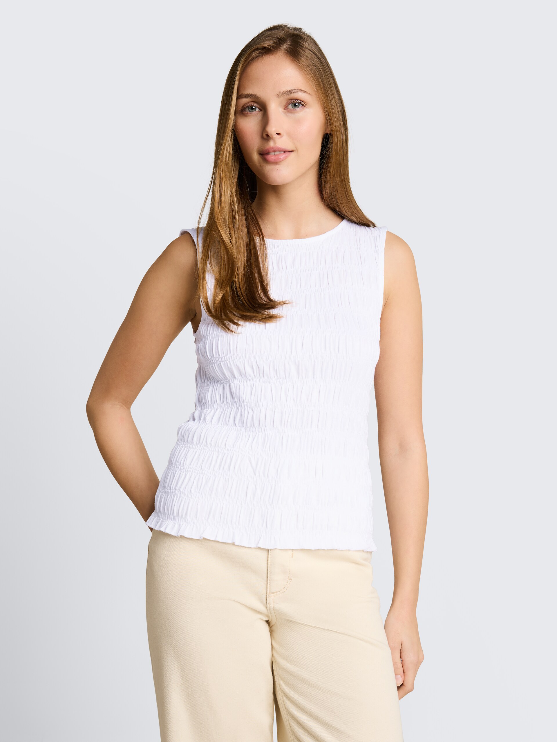 Gesmokte top met stretch - White - Nek model vooraanzicht