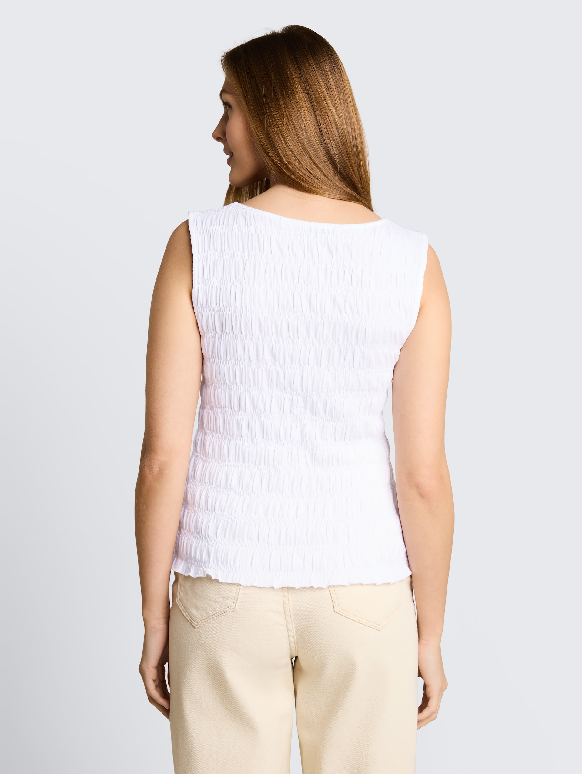 Gesmokte top met stretch - White - Neklijn model-achteraanzicht