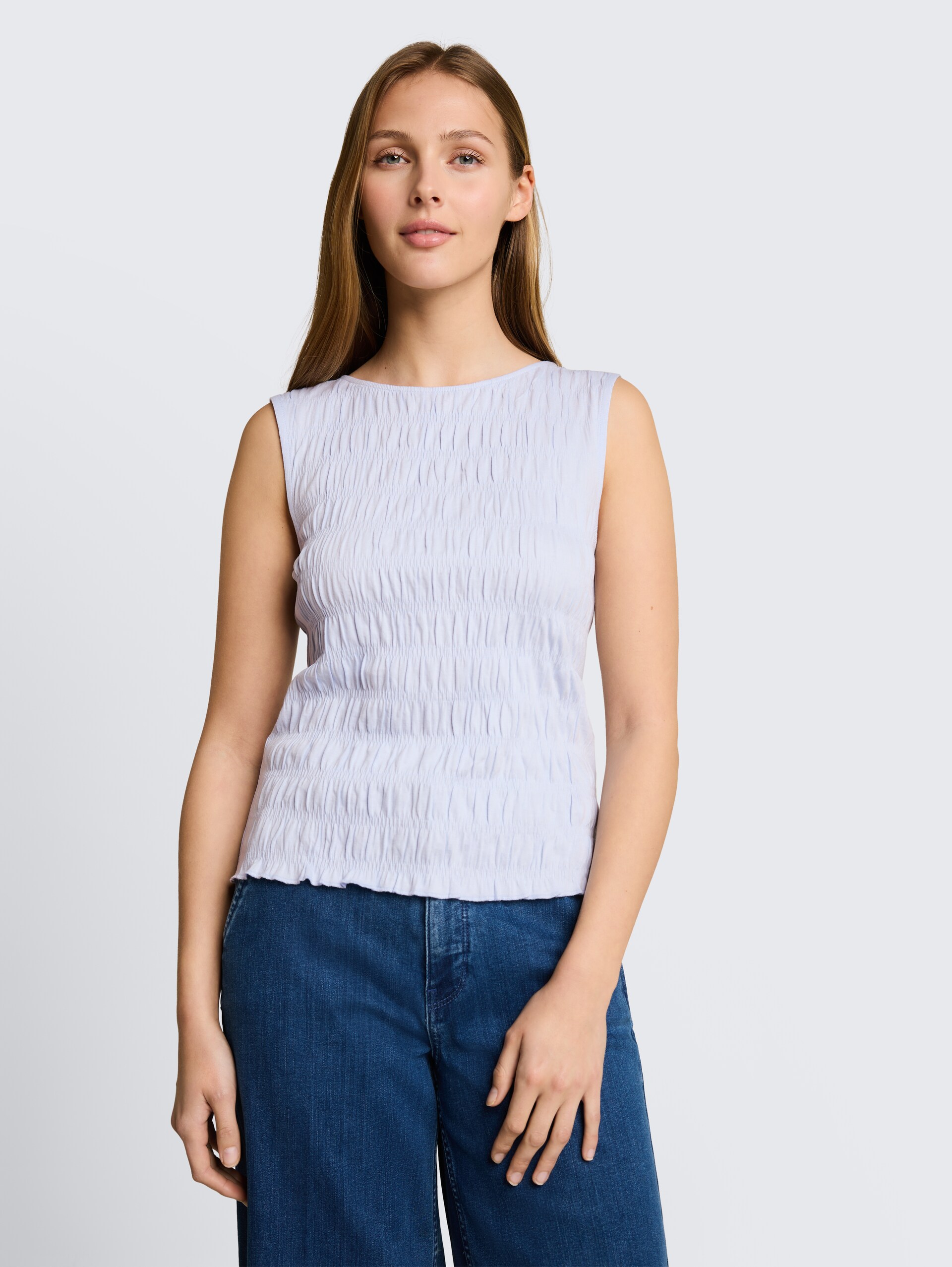 Gesmokte top met stretch - mountain sky blue - Nek model vooraanzicht