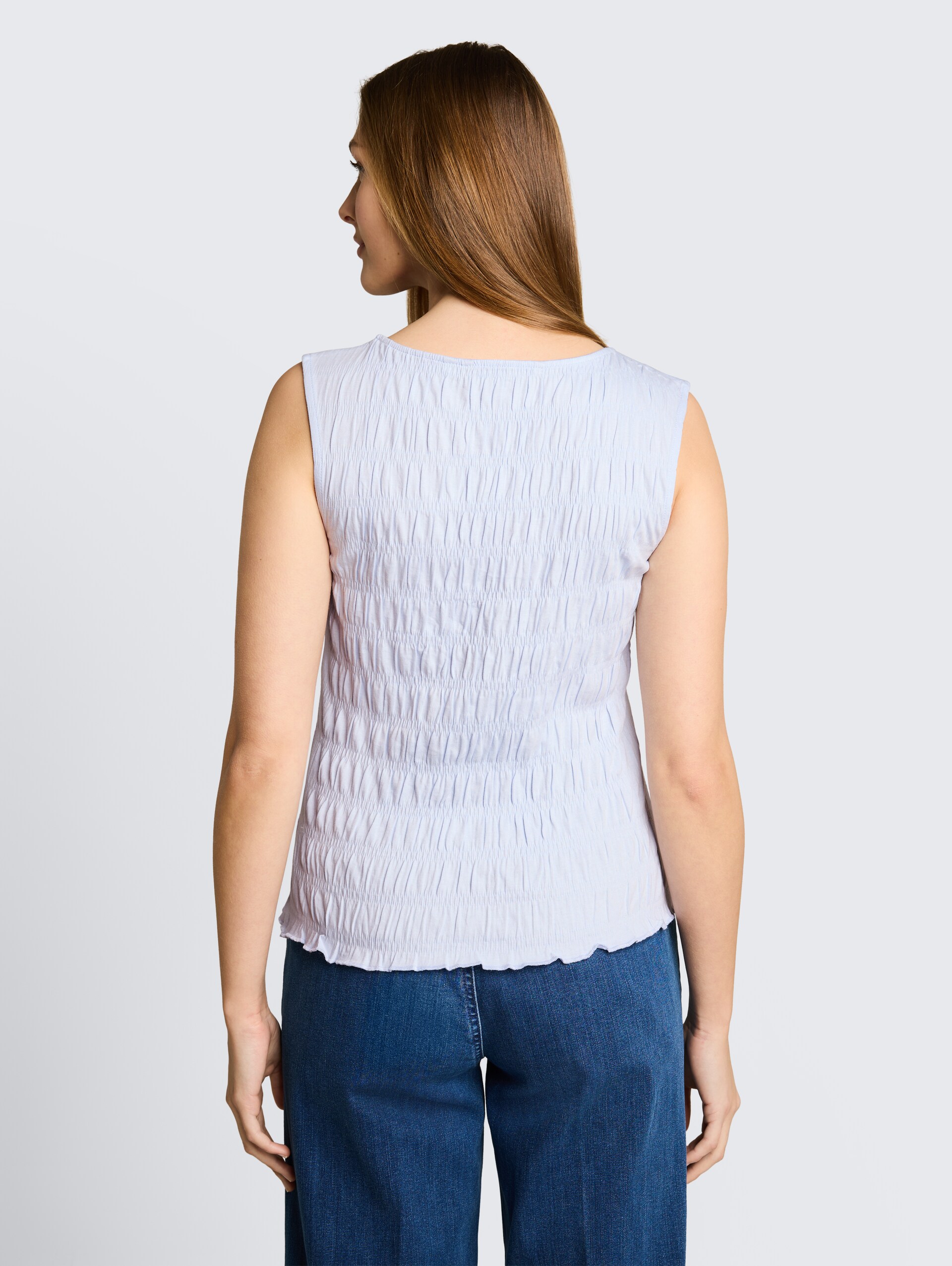 Gesmokte top met stretch - mountain sky blue - Neklijn model-achteraanzicht