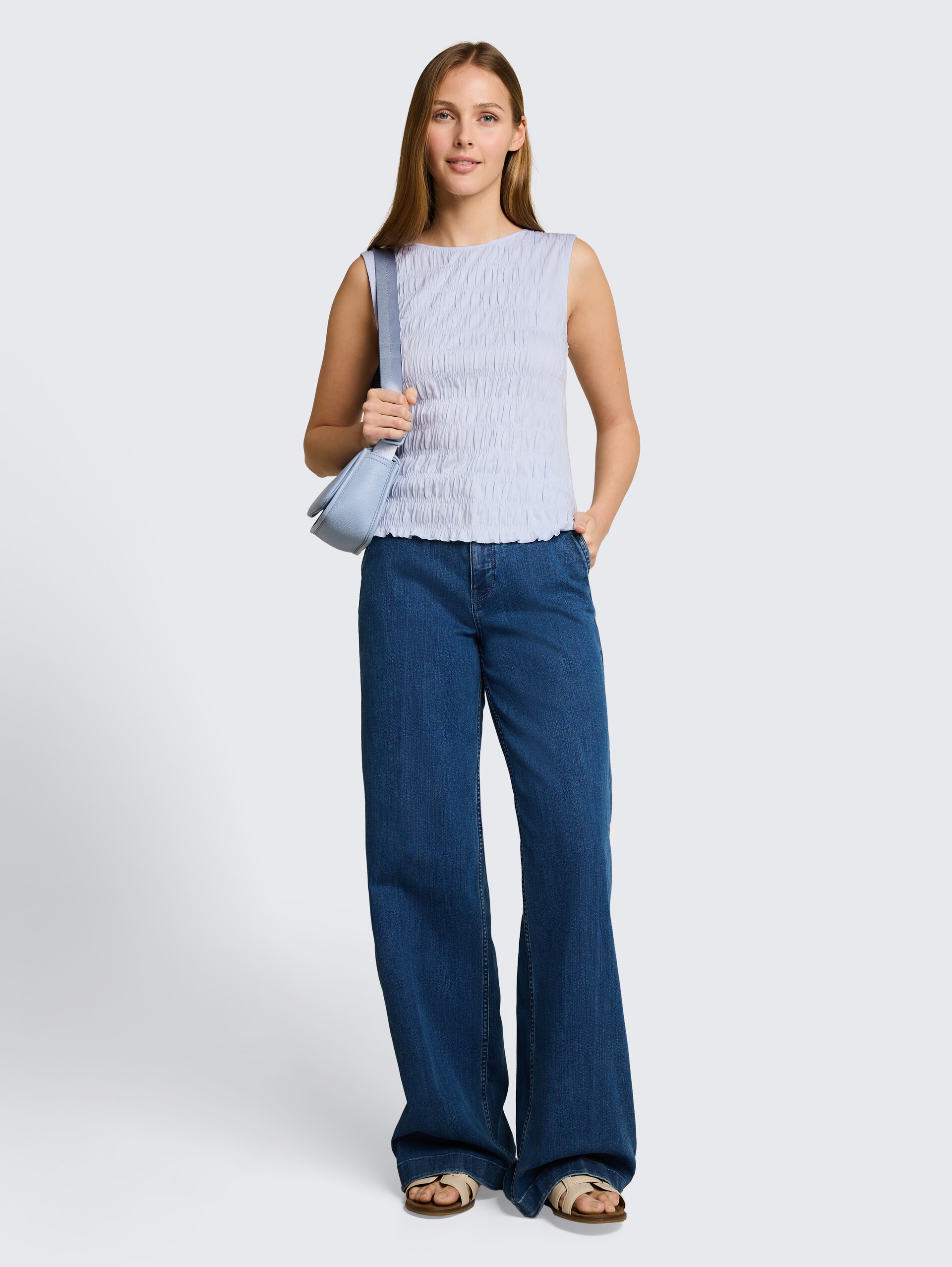 Gesmokte top met stretch - mountain sky blue - Model vooraanzicht