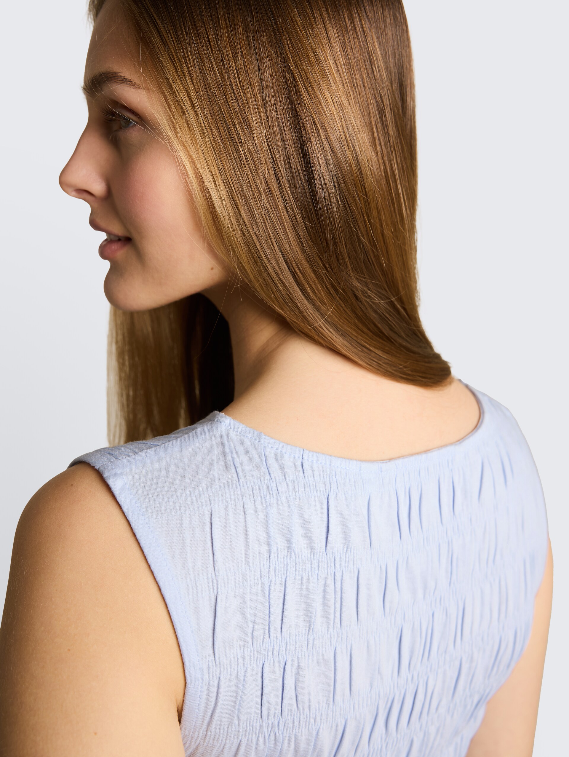 Gesmokte top met stretch - mountain sky blue - Detailaanzicht model