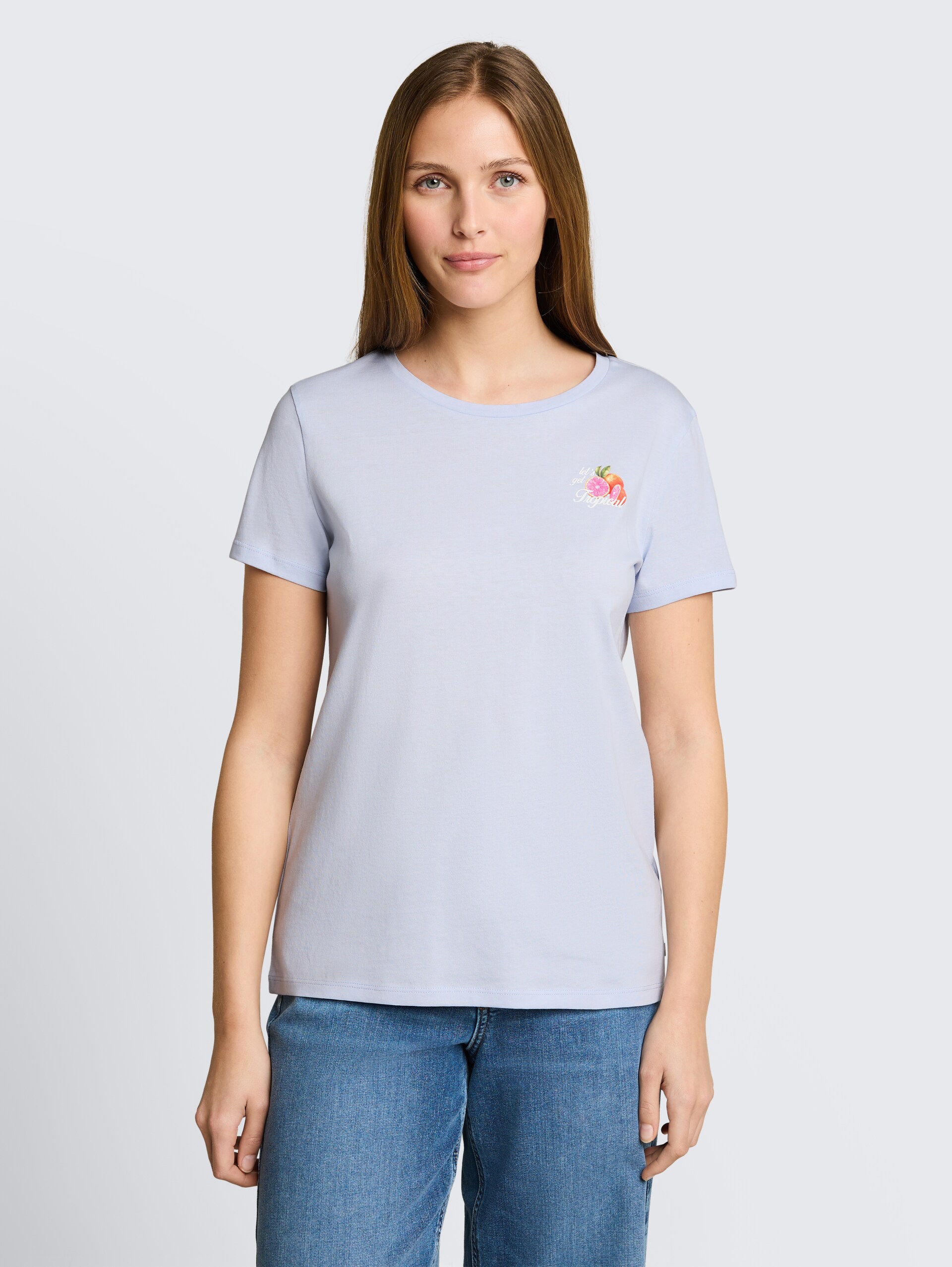 T-Shirt mit Print - mountain sky blue - Ausschnitt Model-Vorderansicht