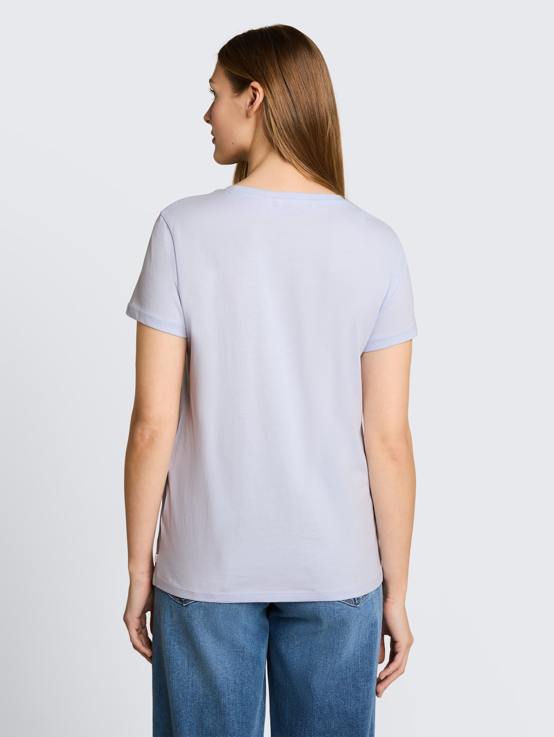 T-Shirt mit Print - mountain sky blue - Auschnitt Model-Rückansicht
