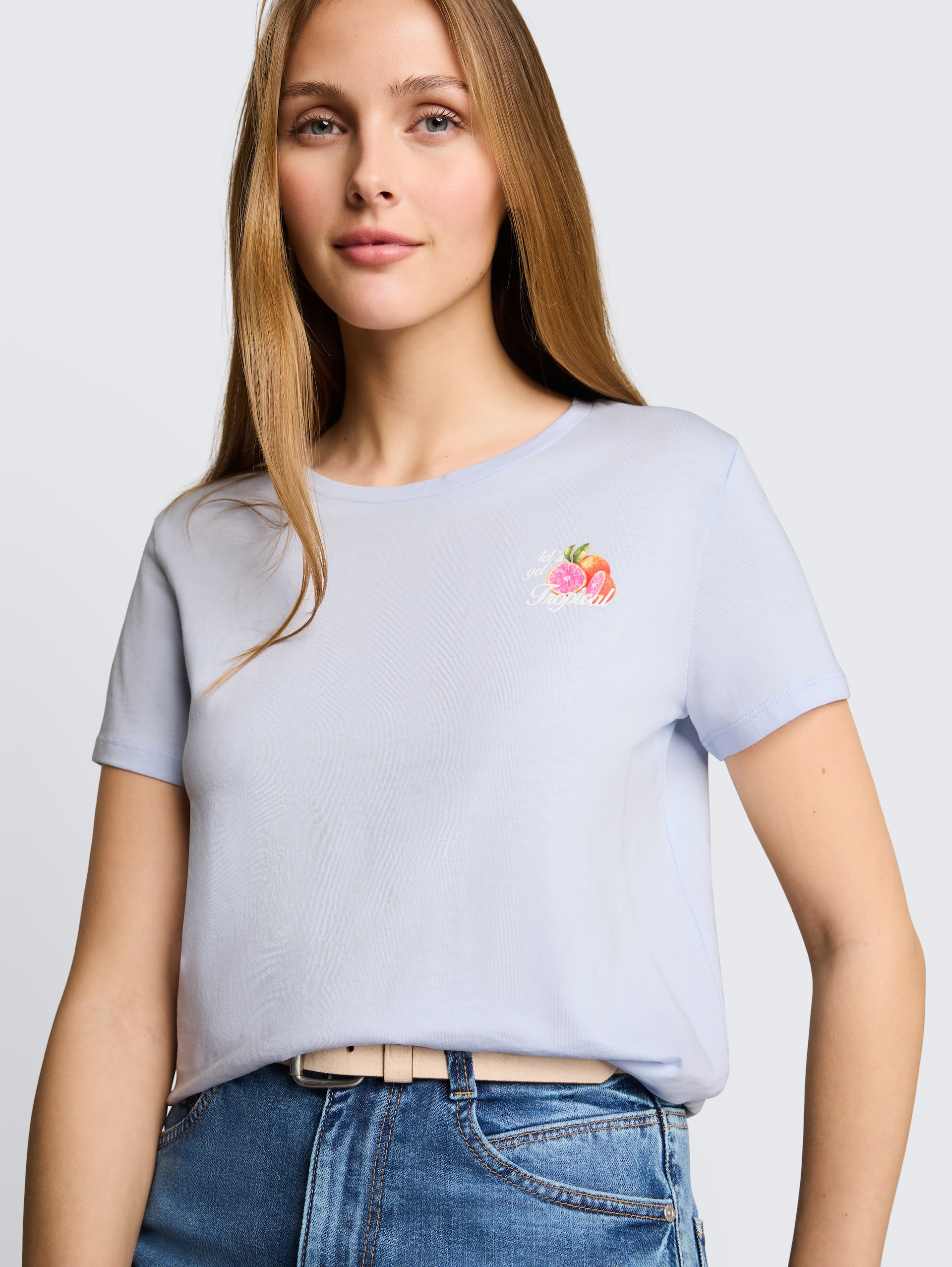 T-Shirt mit Print - mountain sky blue - Detail-Model-Ansicht