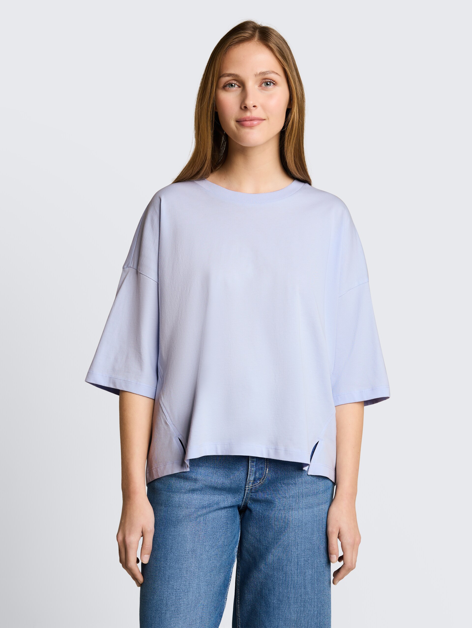 Boxy Fit T-Shirt aus Baumwolle - mountain sky blue - Ausschnitt Model-Vorderansicht
