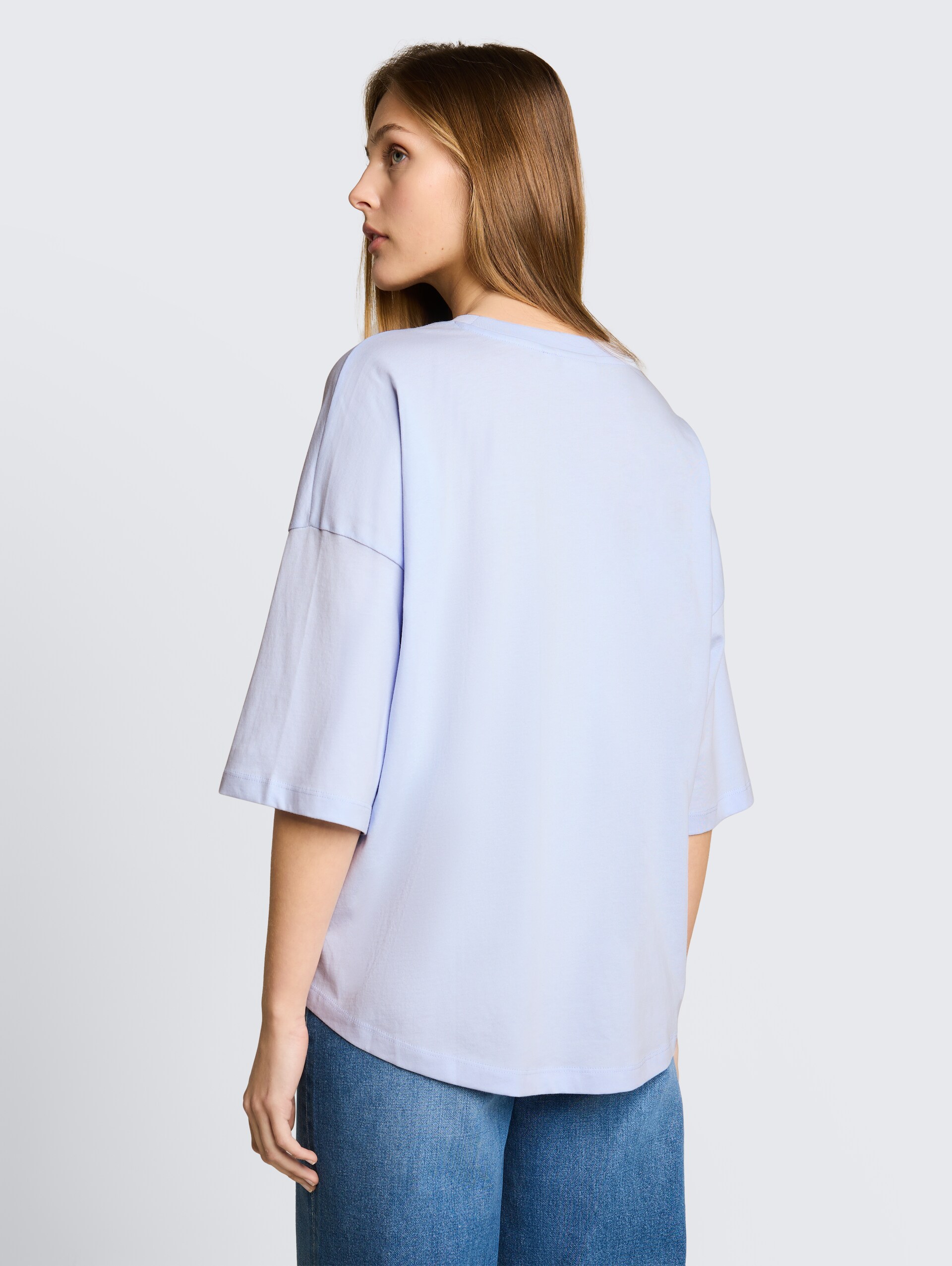 Boxy Fit T-Shirt aus Baumwolle - mountain sky blue - Auschnitt Model-Rückansicht
