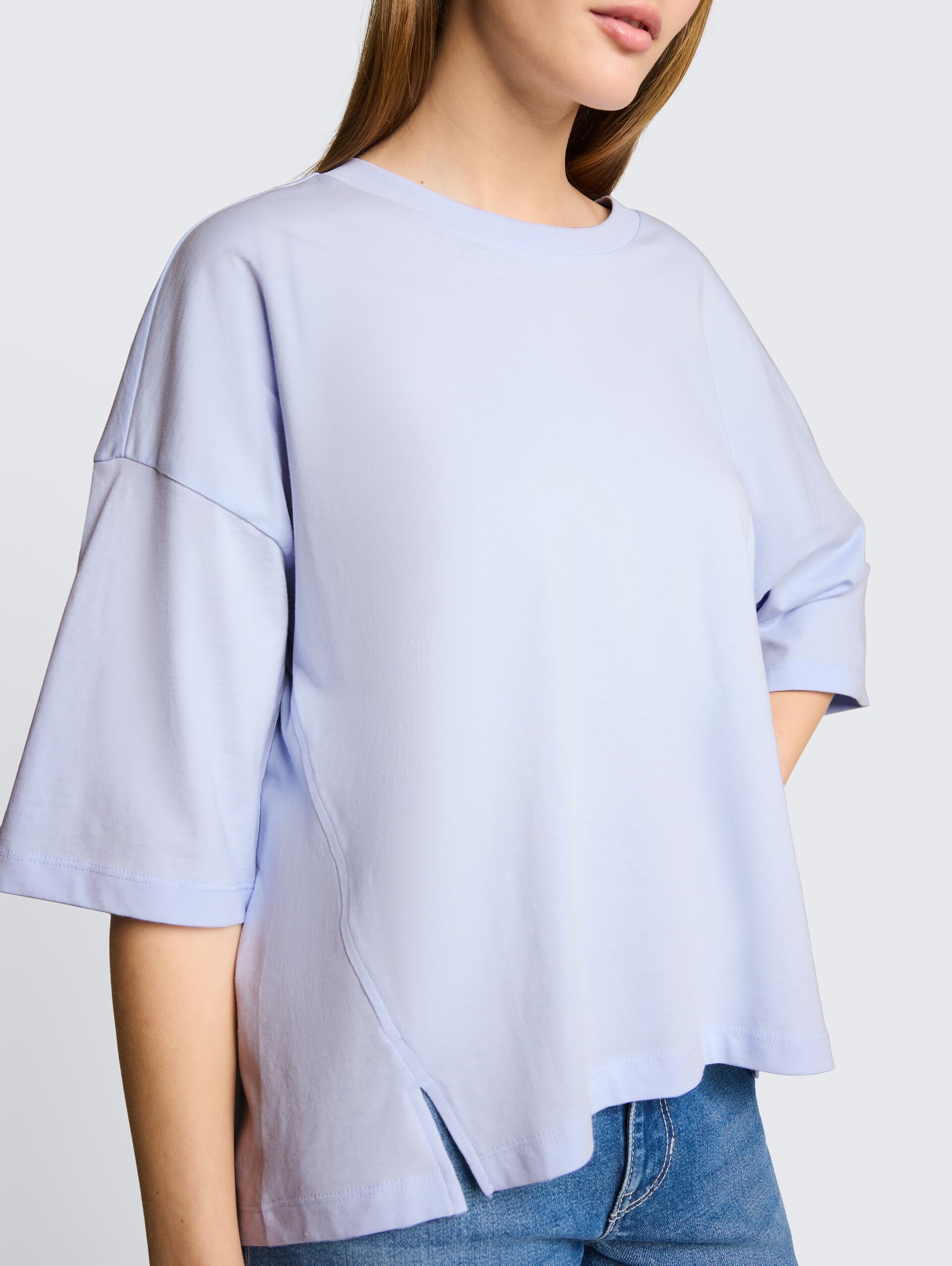 Boxy Fit T-Shirt aus Baumwolle - mountain sky blue - Detail-Model-Ansicht
