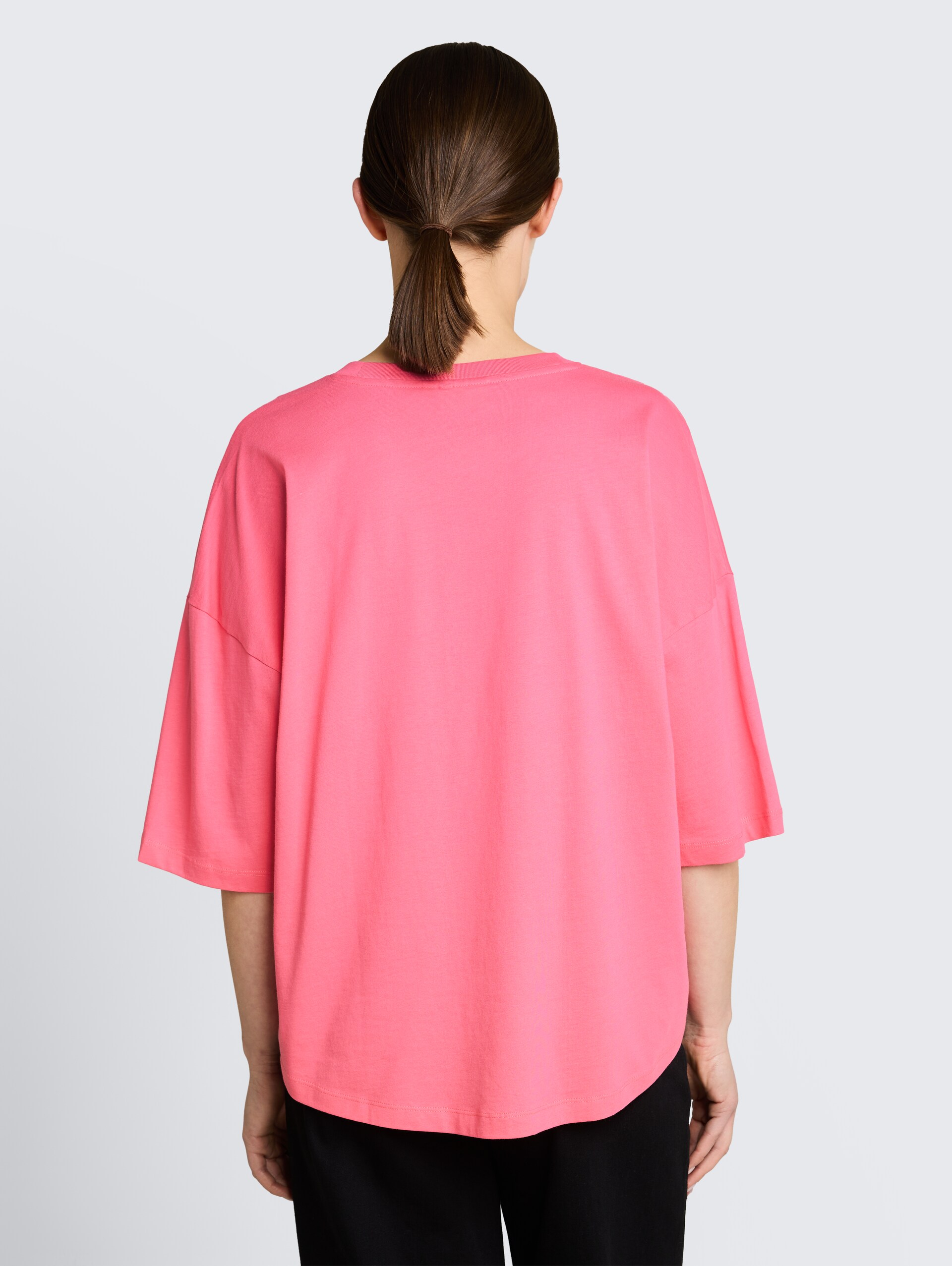 Boxy Fit T-Shirt aus Baumwolle - soft bright pink - Auschnitt Model-Rückansicht