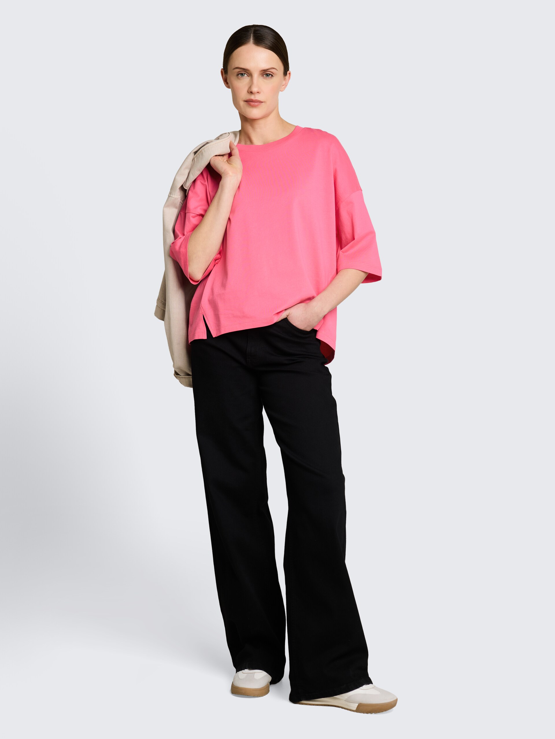 Boxy Fit T-Shirt aus Baumwolle - soft bright pink - Model-Vorderansicht