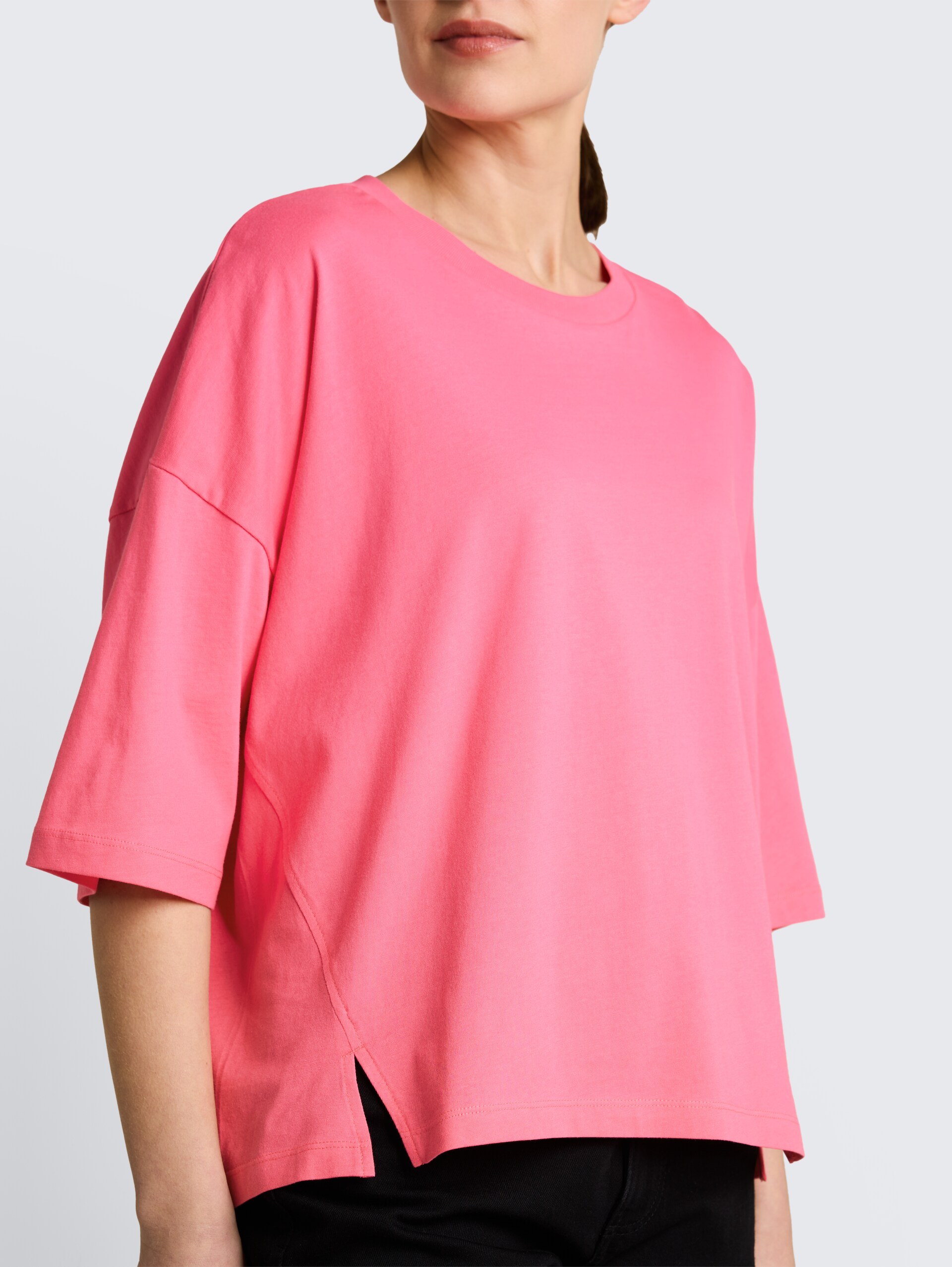 Boxy Fit T-Shirt aus Baumwolle - soft bright pink - Detail-Model-Ansicht