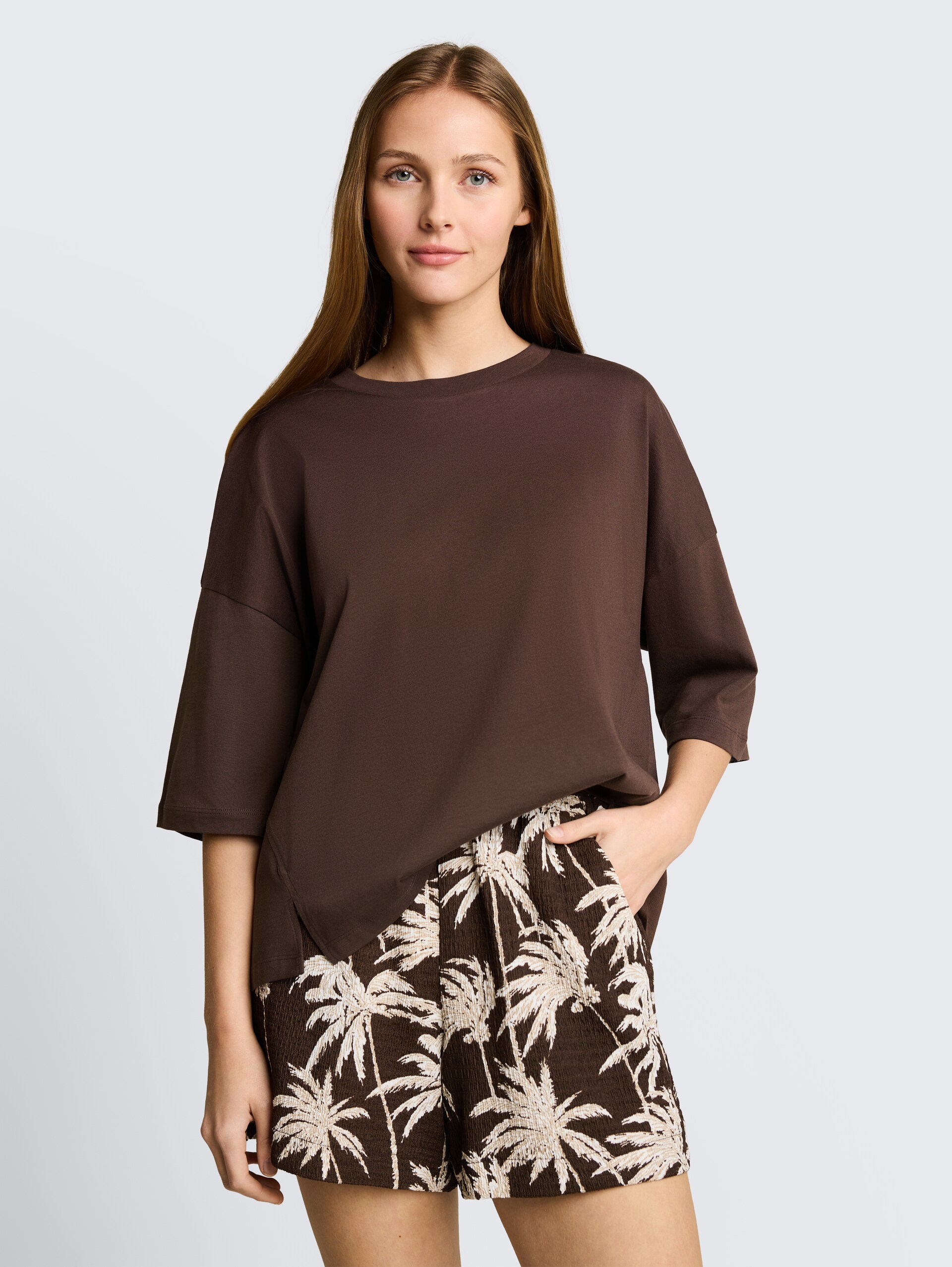 Boxy Fit T-Shirt aus Baumwolle - cool dark brown - Ausschnitt Model-Vorderansicht