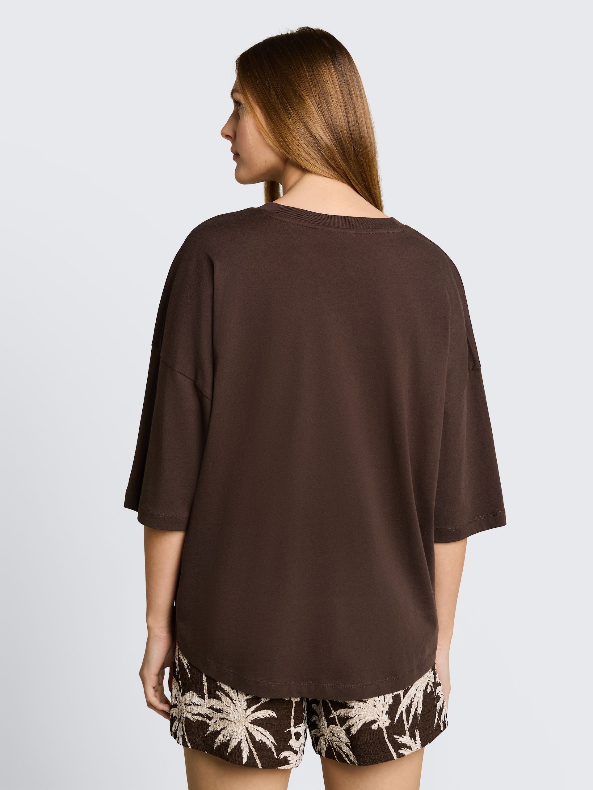 Boxy Fit T-Shirt aus Baumwolle - cool dark brown - Auschnitt Model-Rückansicht