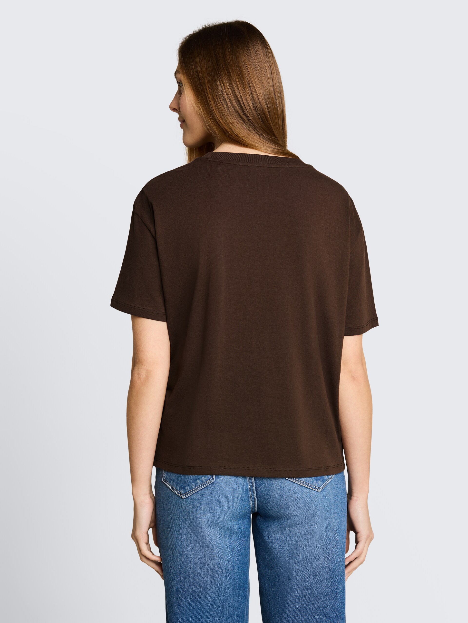 T-shirt met boxy fit en print - cool dark brown - Neklijn model-achteraanzicht