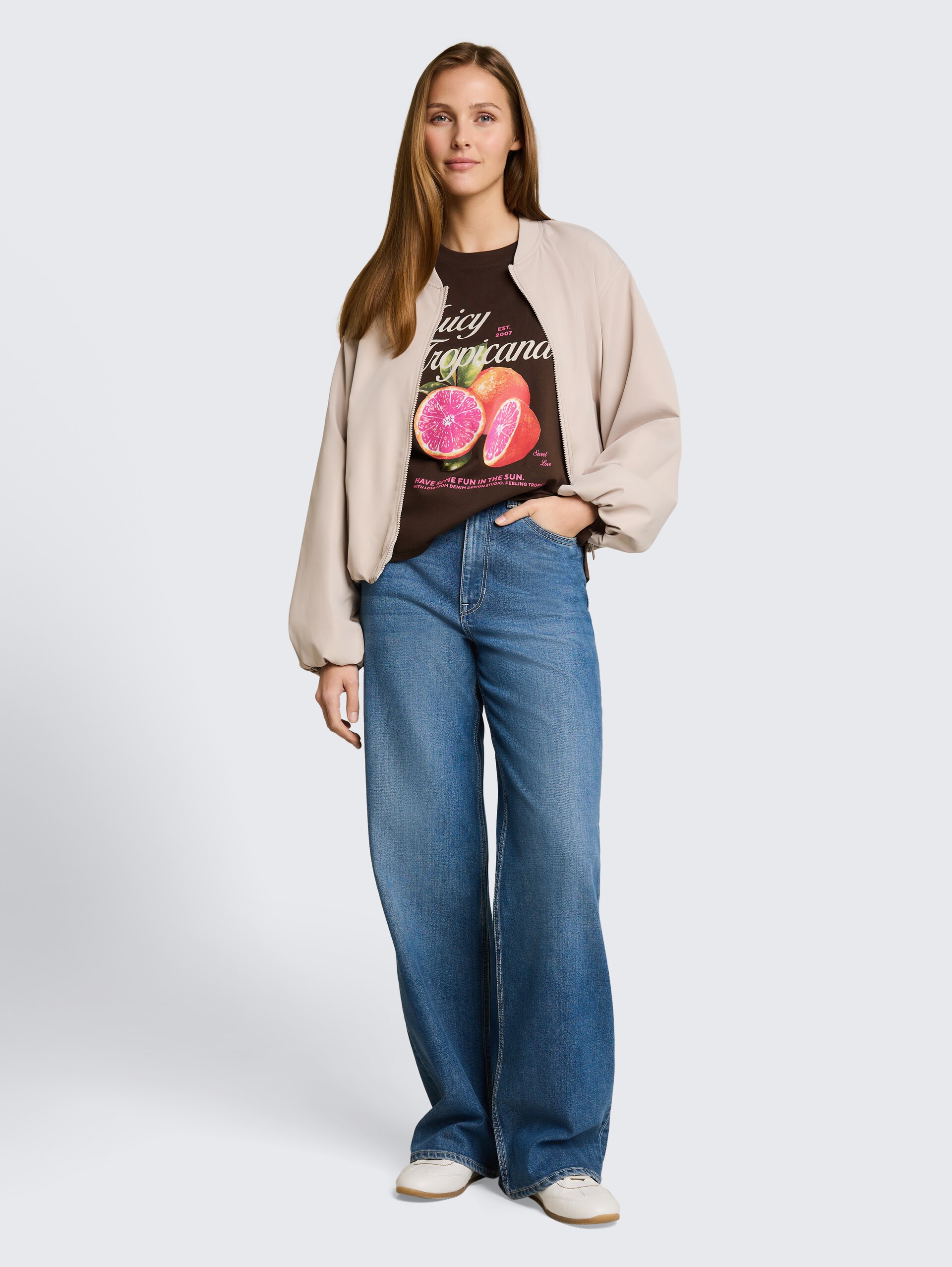 T-shirt met boxy fit en print - cool dark brown - Model vooraanzicht