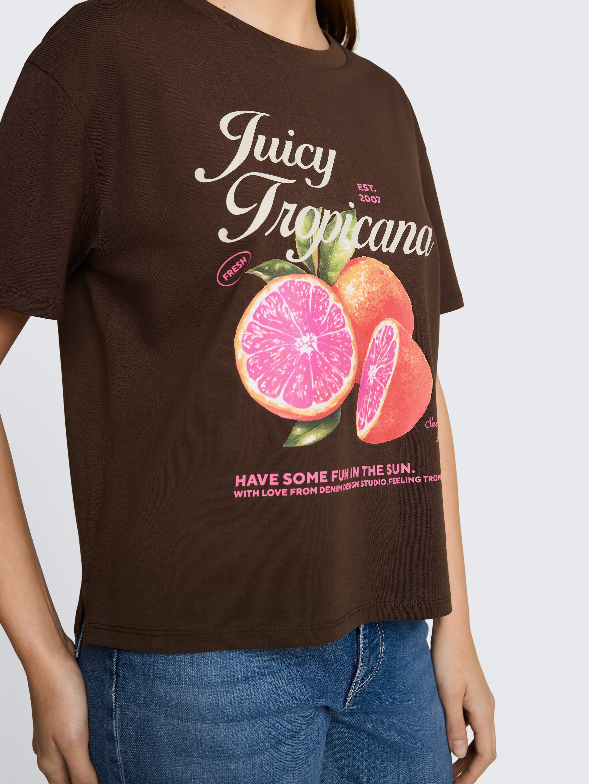 T-shirt met boxy fit en print - cool dark brown - Detailaanzicht model