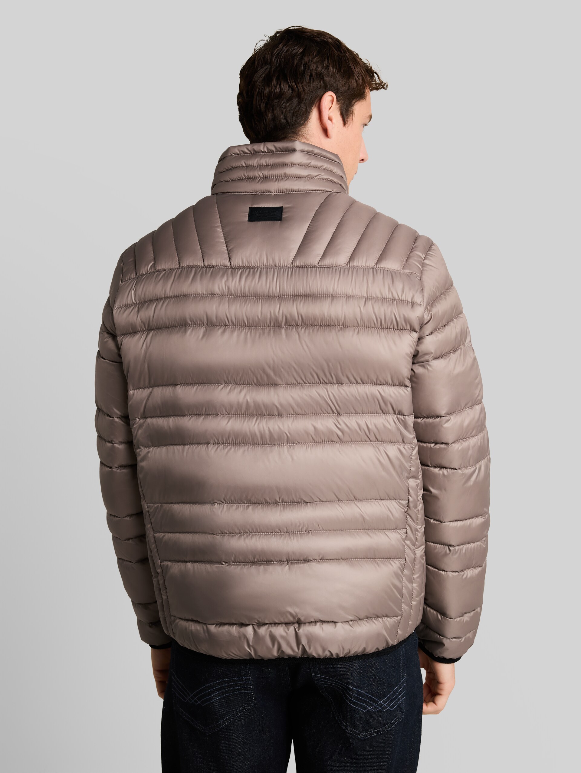 Lightweight Steppjacke mit Stehkragen - Driftwood Taupe - Model-Rückansicht
