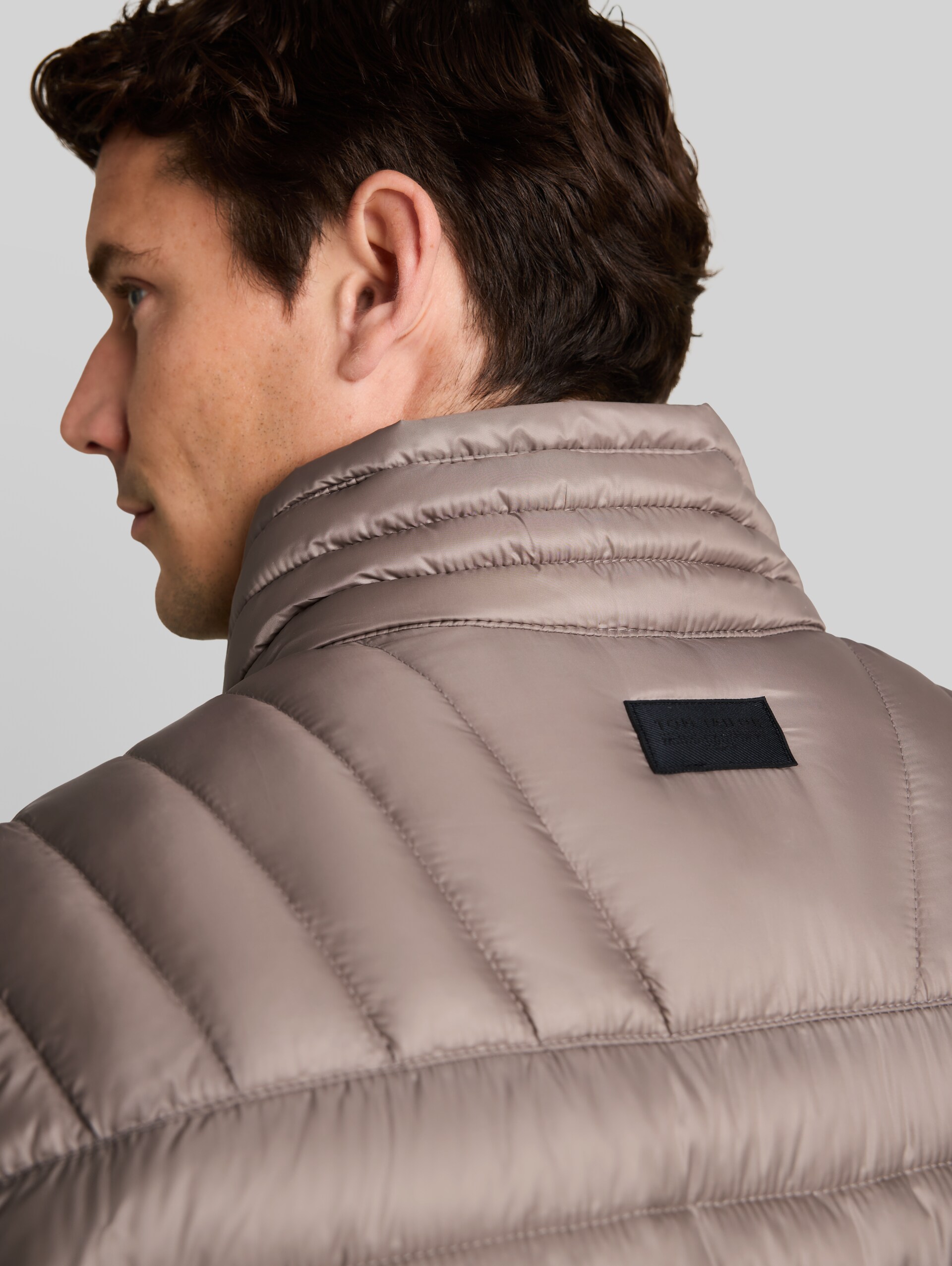 Lightweight Steppjacke mit Stehkragen - Driftwood Taupe - Detail-Model-Ansicht
