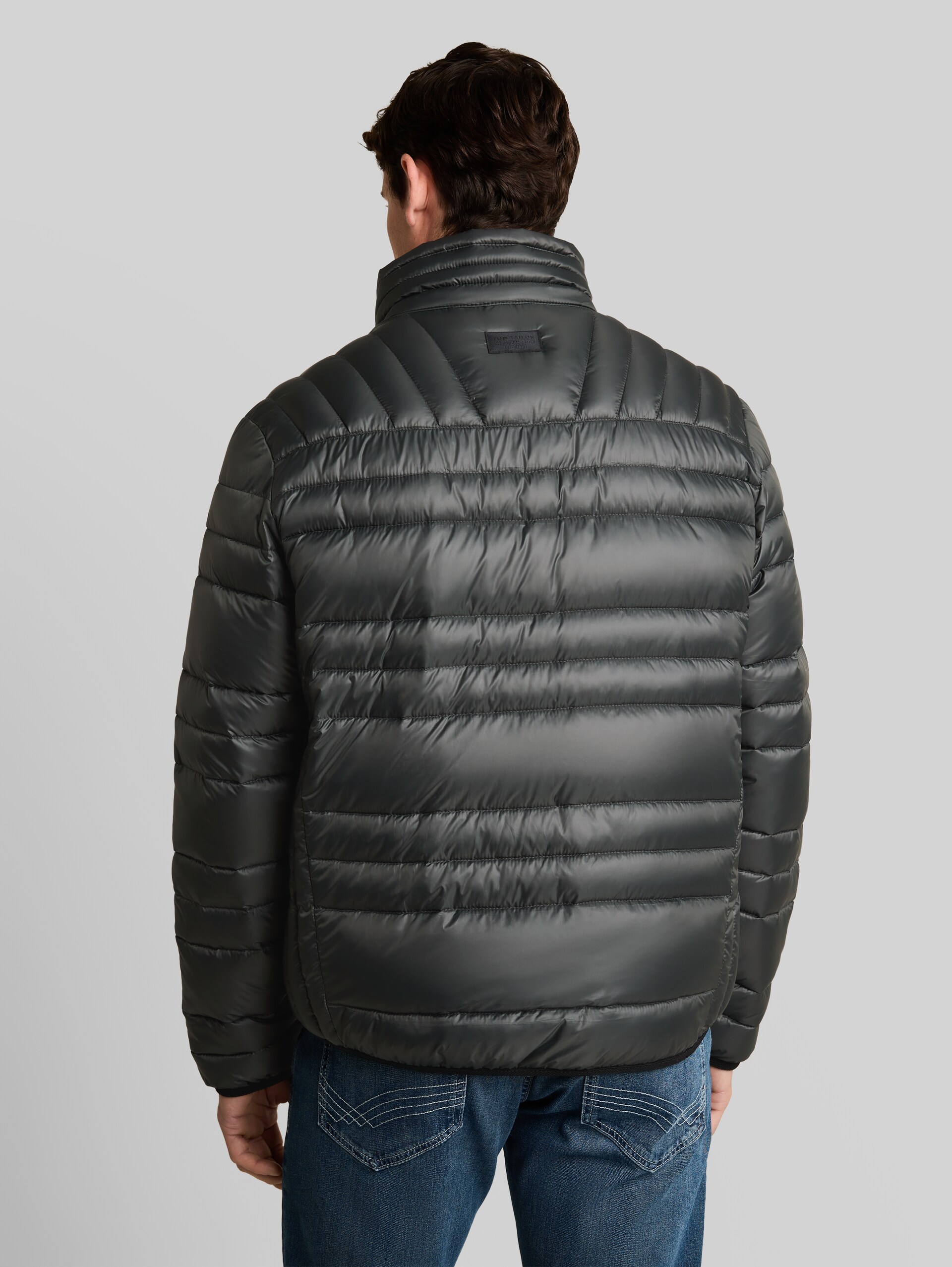 Lightweight Steppjacke mit Stehkragen - Darkest Olive - Model-Rückansicht