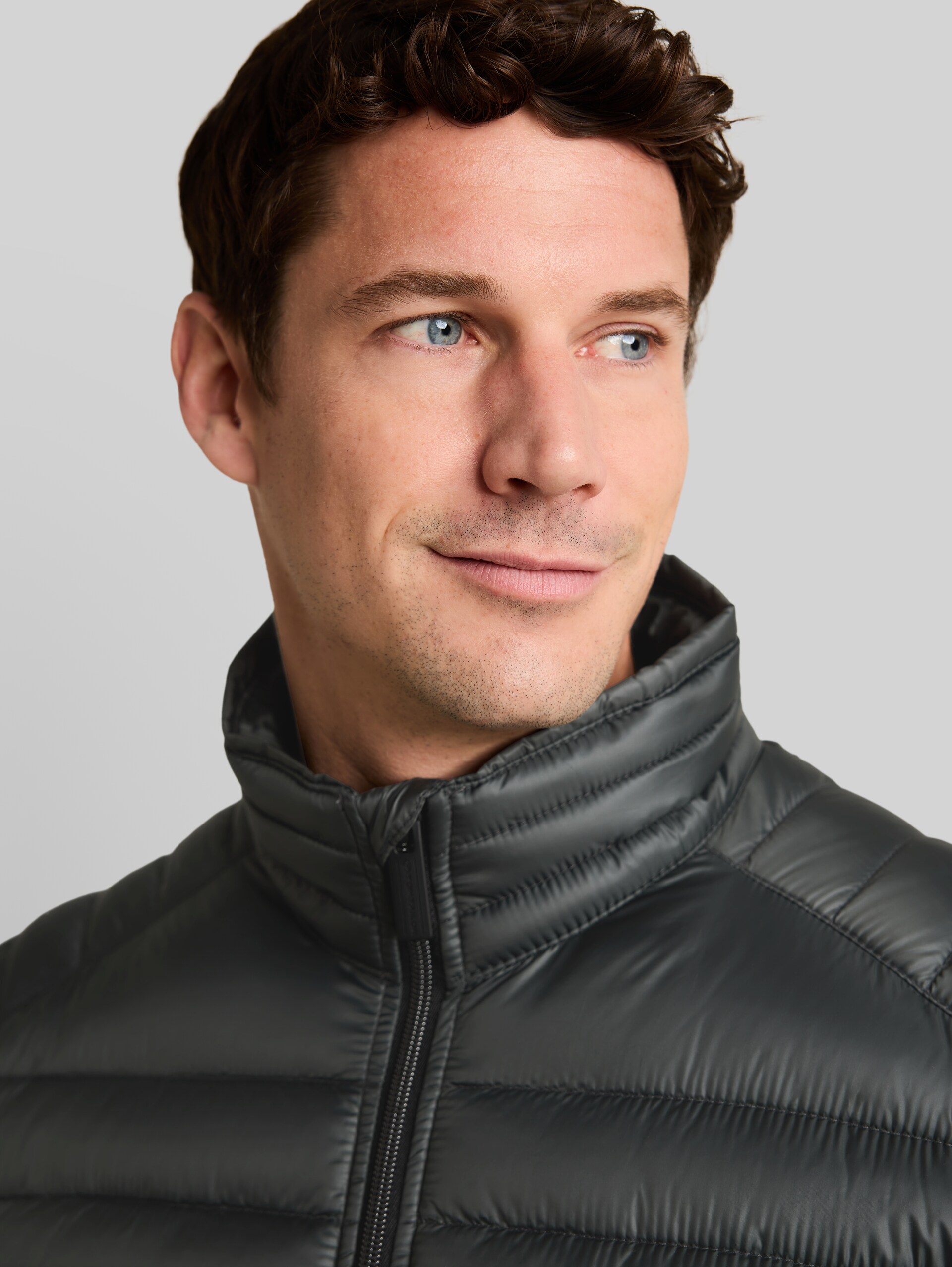 Lightweight Steppjacke mit Stehkragen - Darkest Olive - Detail-Model-Ansicht