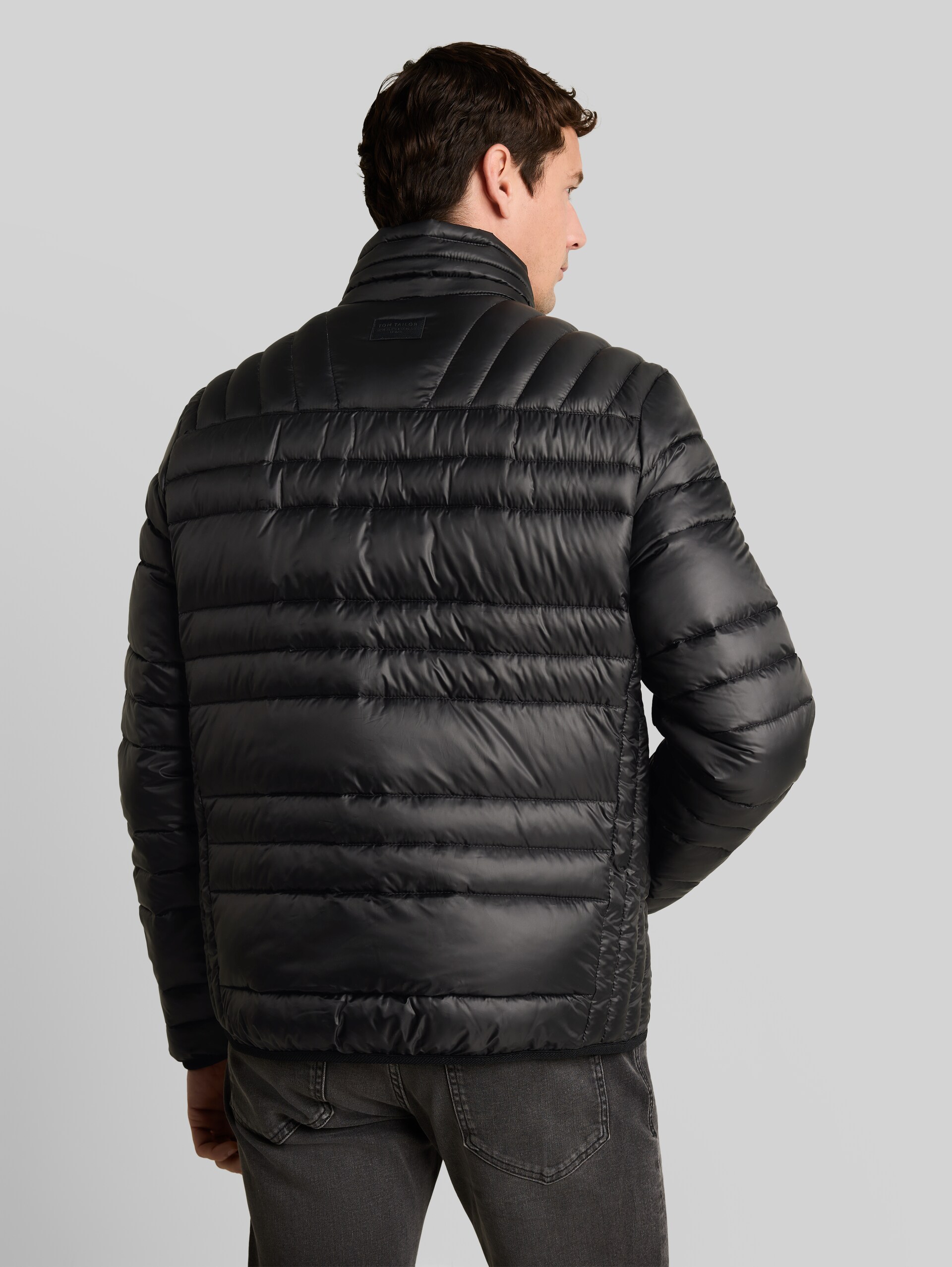 Lightweight Steppjacke mit Stehkragen - Black - Model-Rückansicht