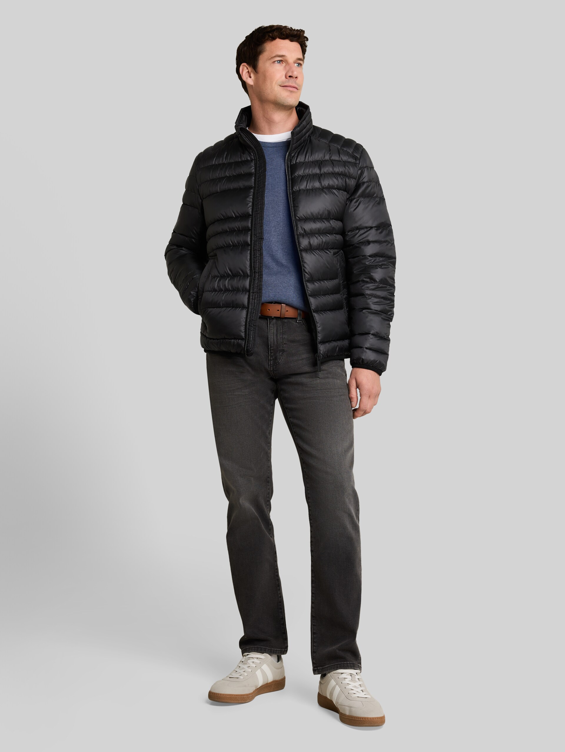 Lightweight Steppjacke mit Stehkragen - Black - seitliche Model-Ansicht