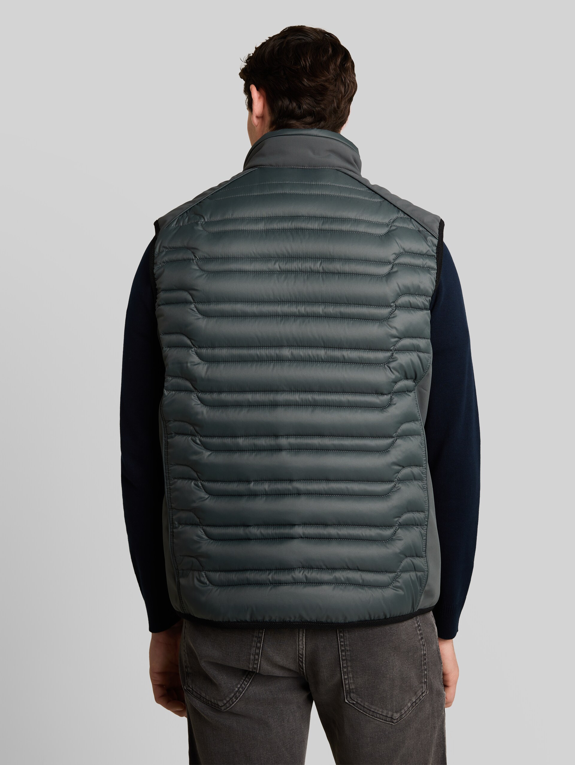 Hybrid Steppweste mit Stehkragen - Darkest Olive - Model-Rückansicht