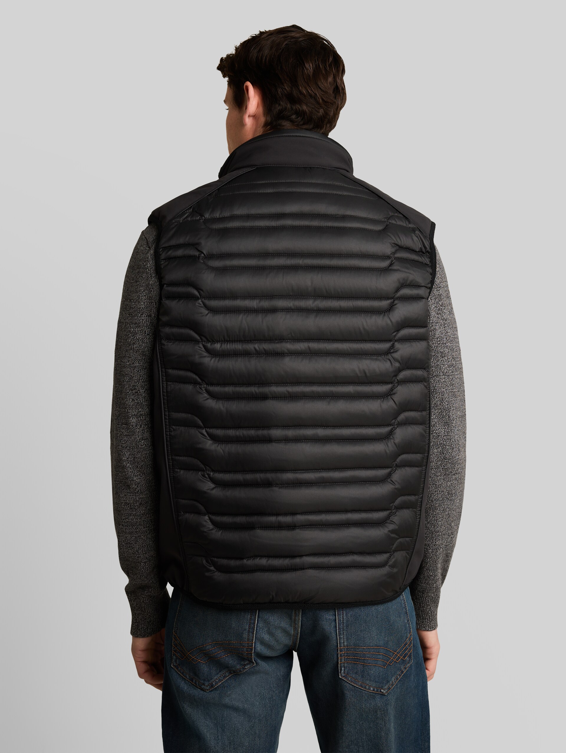 Hybrid Steppweste mit Stehkragen - Black - Model-Rückansicht