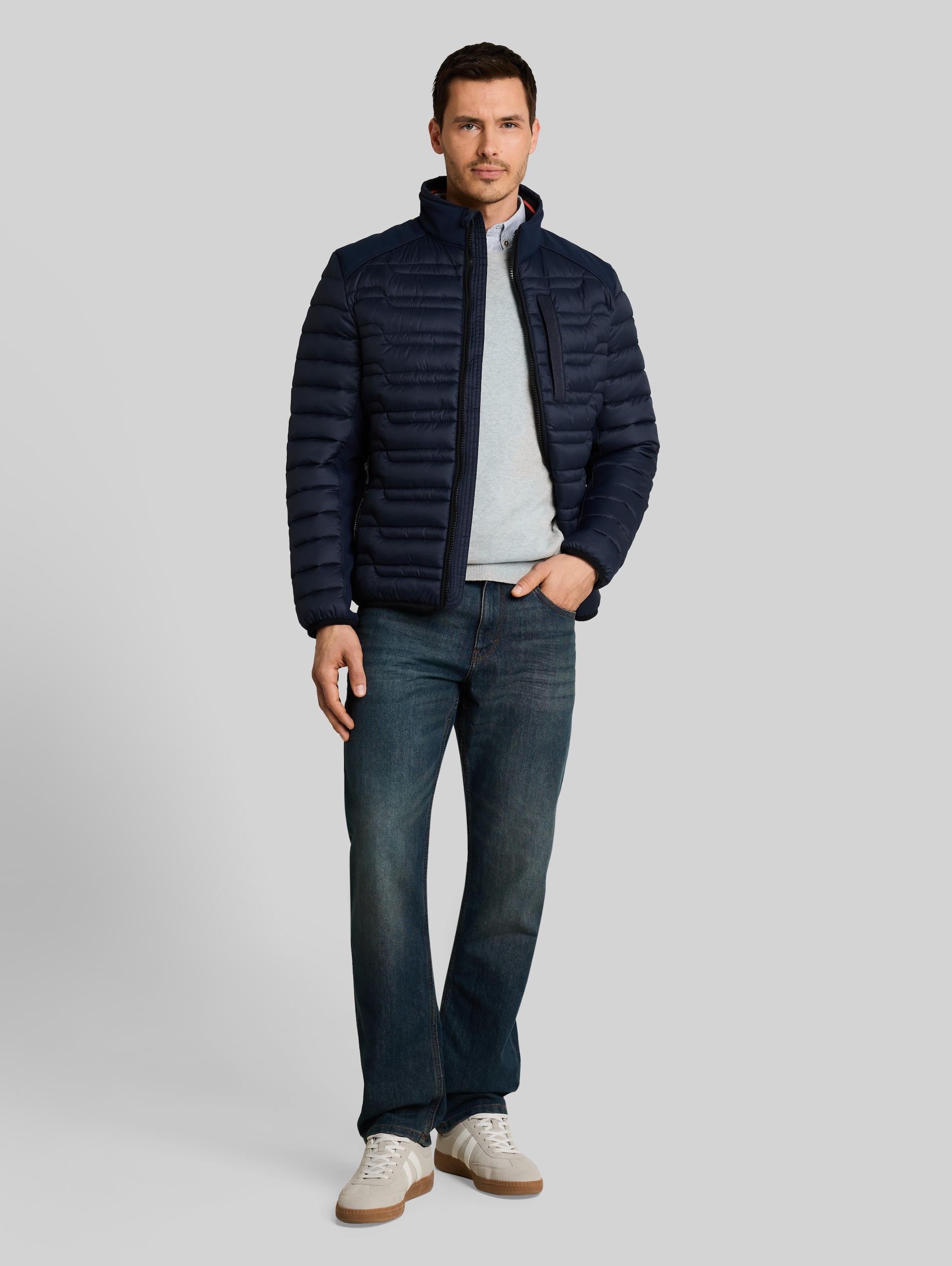 Lightweight Hybrid Steppjacke mit Stehkragen - sky captain blue - seitliche Model-Ansicht