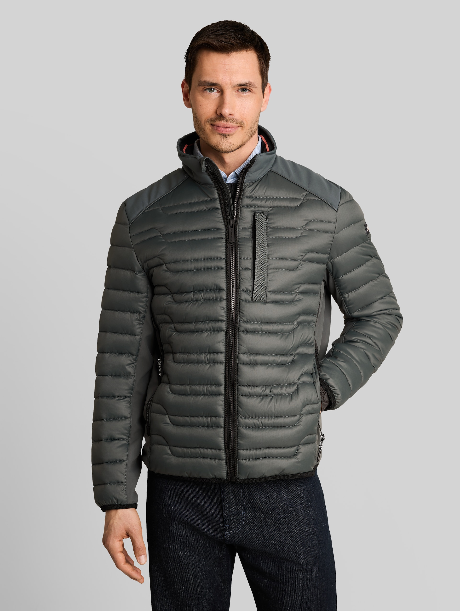 Lightweight Hybrid Steppjacke mit Stehkragen - Darkest Olive - Model-Vorderansicht
