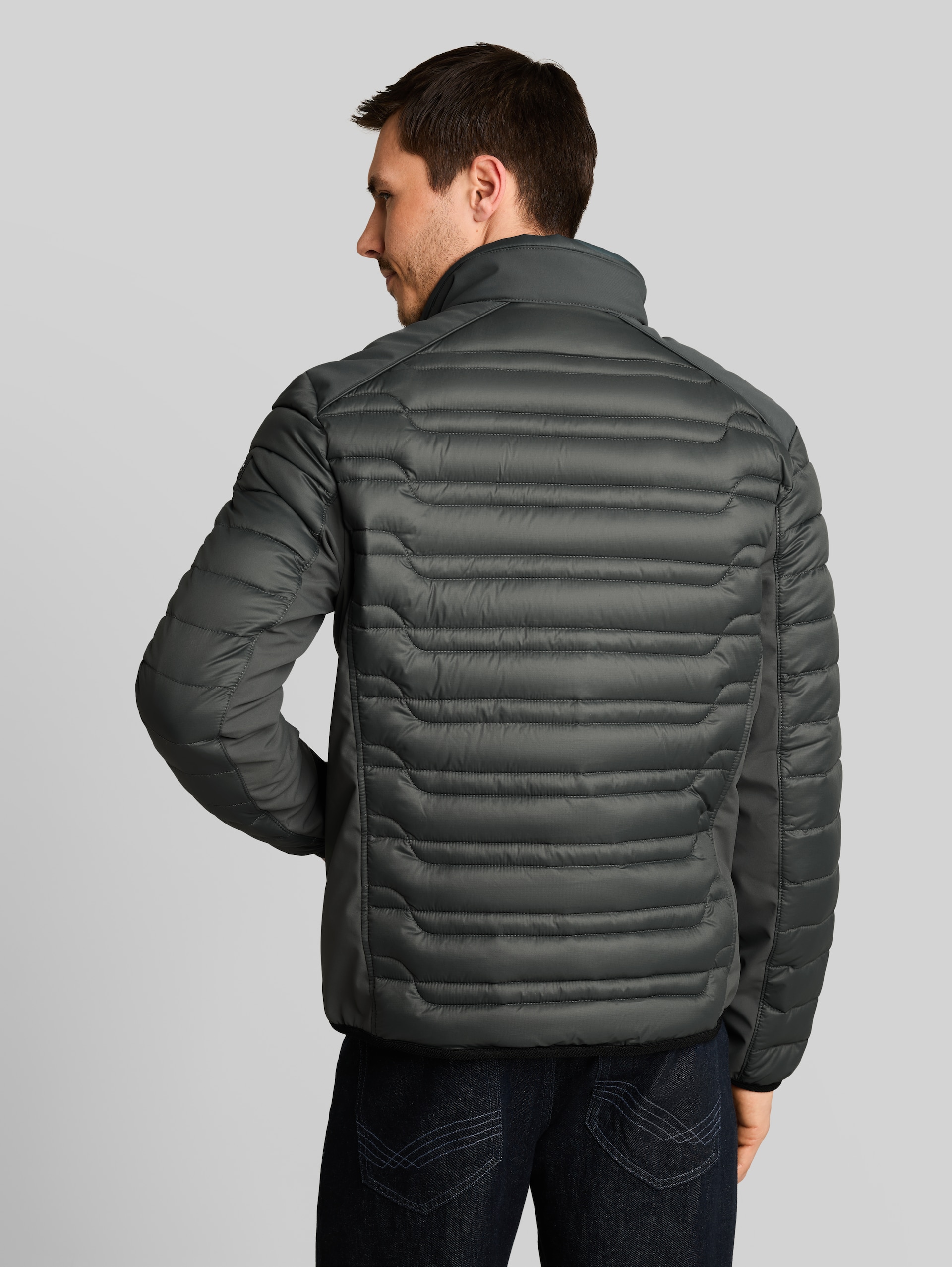 Lightweight Hybrid Steppjacke mit Stehkragen - Darkest Olive - Model-Rückansicht