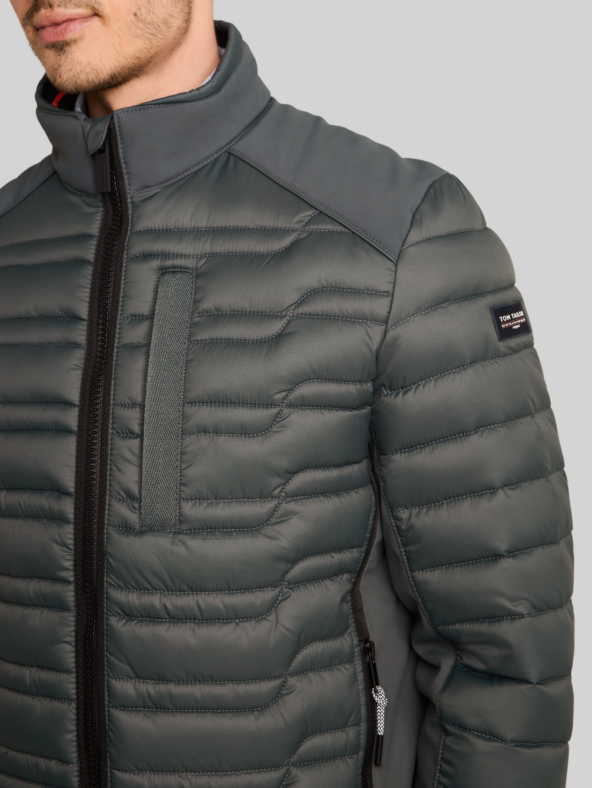 Lightweight Hybrid Steppjacke mit Stehkragen - Darkest Olive - Detail-Model-Ansicht