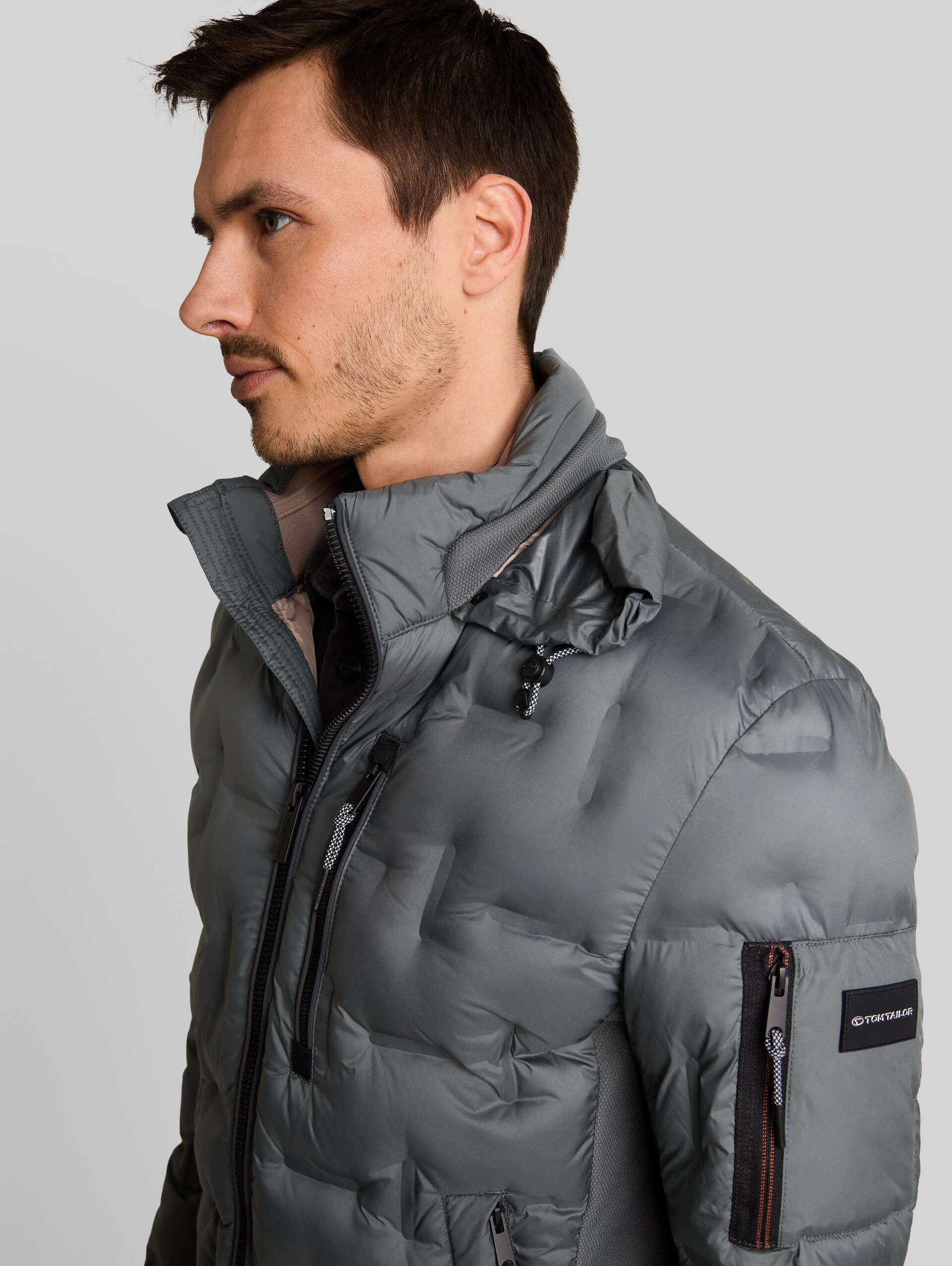 Hybride gewatteerde jas met opbergbare capuchon - Darkest Olive - Detailaanzicht model