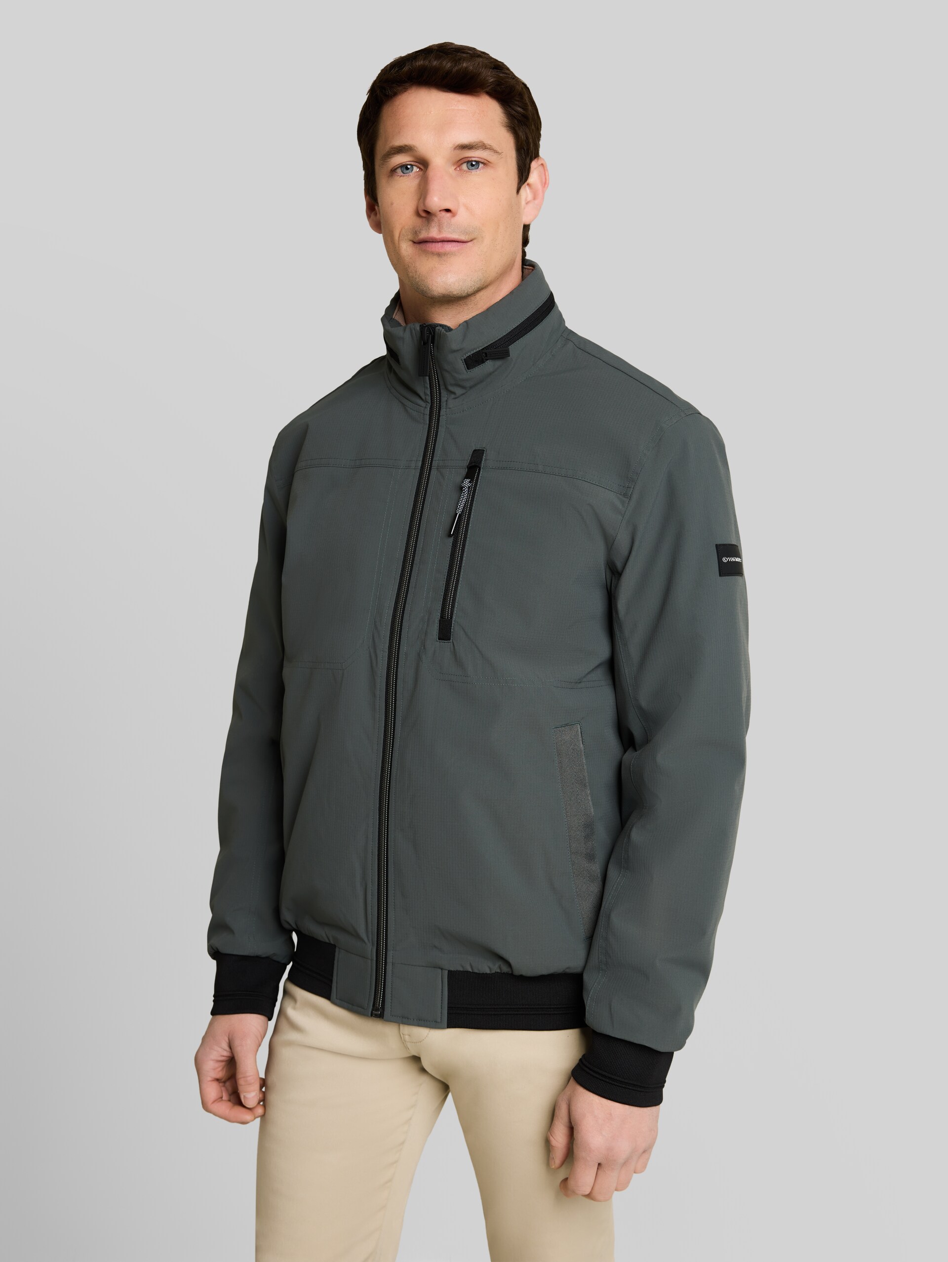 Blouson met opbergbare capuchon - Darkest Olive - Model vooraanzicht