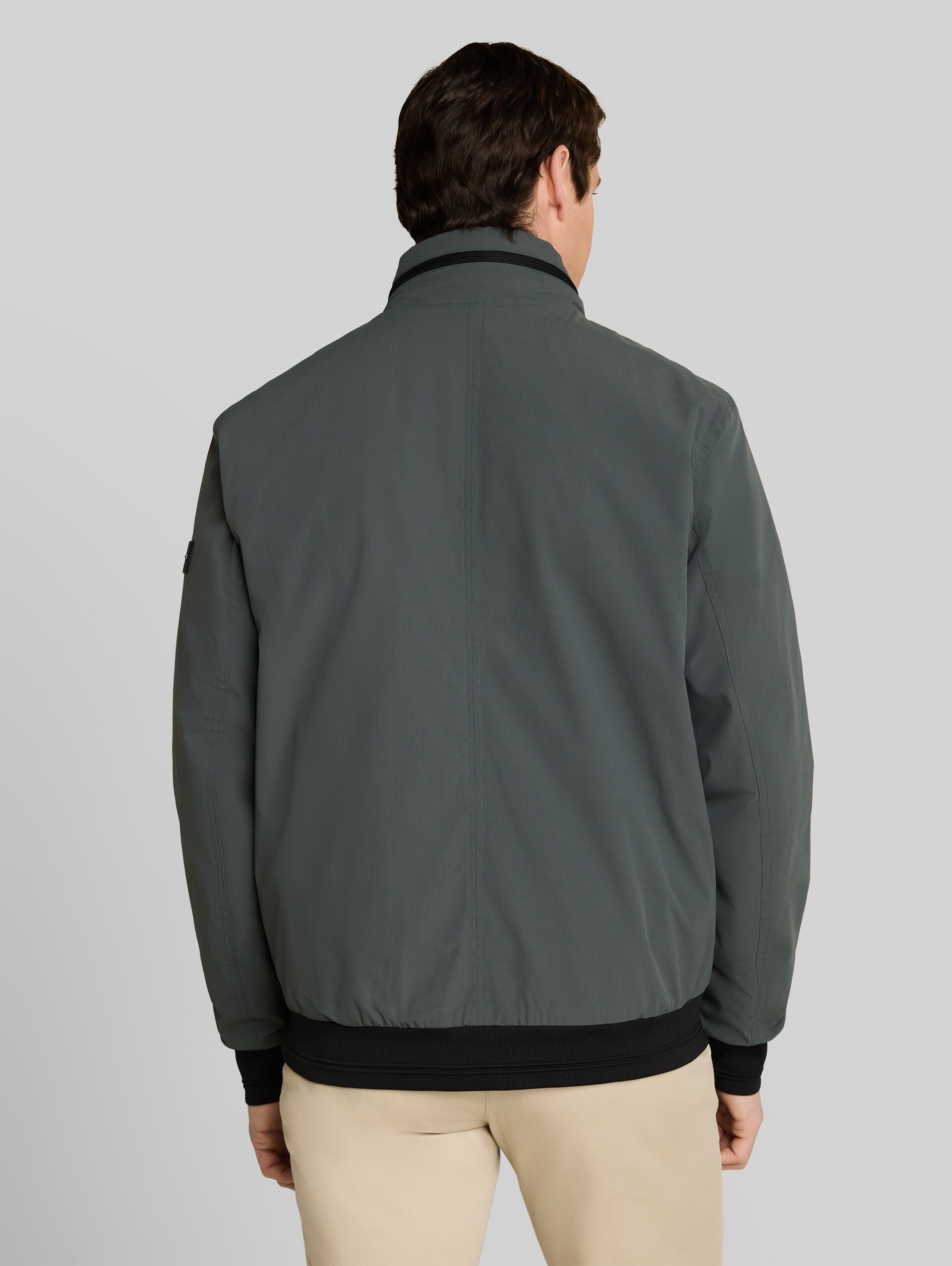Blouson met opbergbare capuchon - Darkest Olive - Model-achteraanzicht