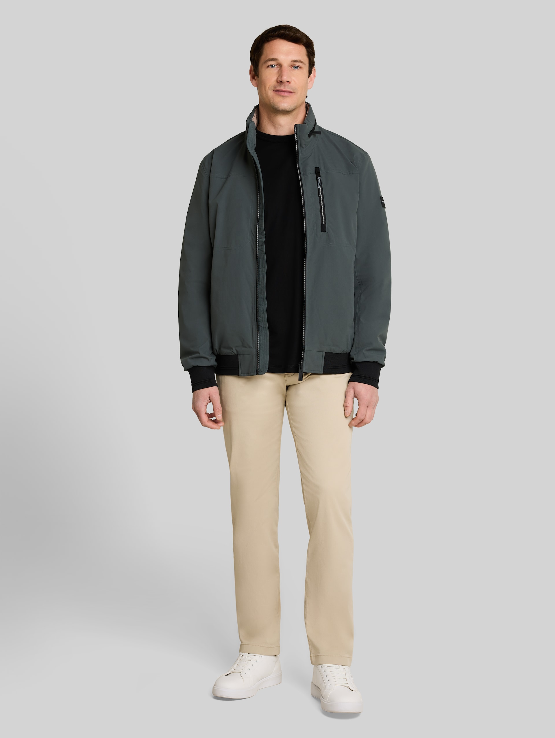 Blouson met opbergbare capuchon - Darkest Olive - zijaanzicht model