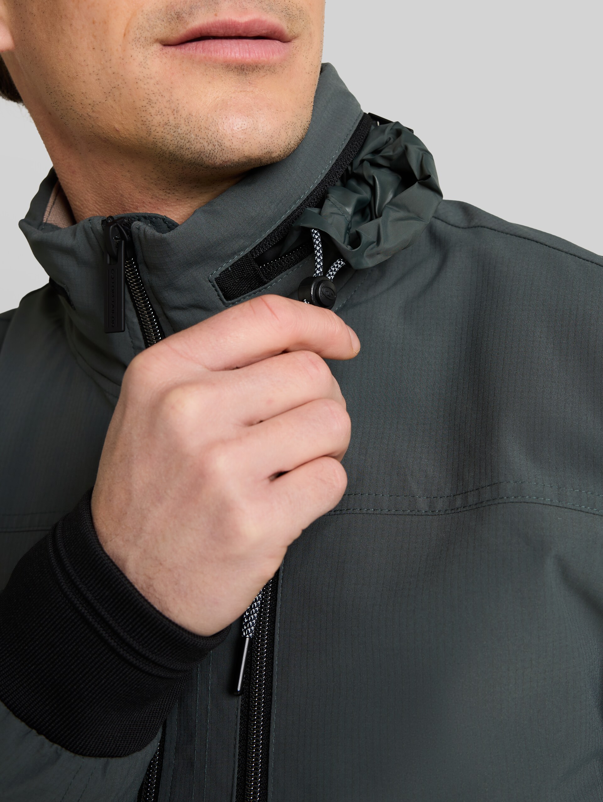 Blouson met opbergbare capuchon - Darkest Olive - Detailaanzicht model